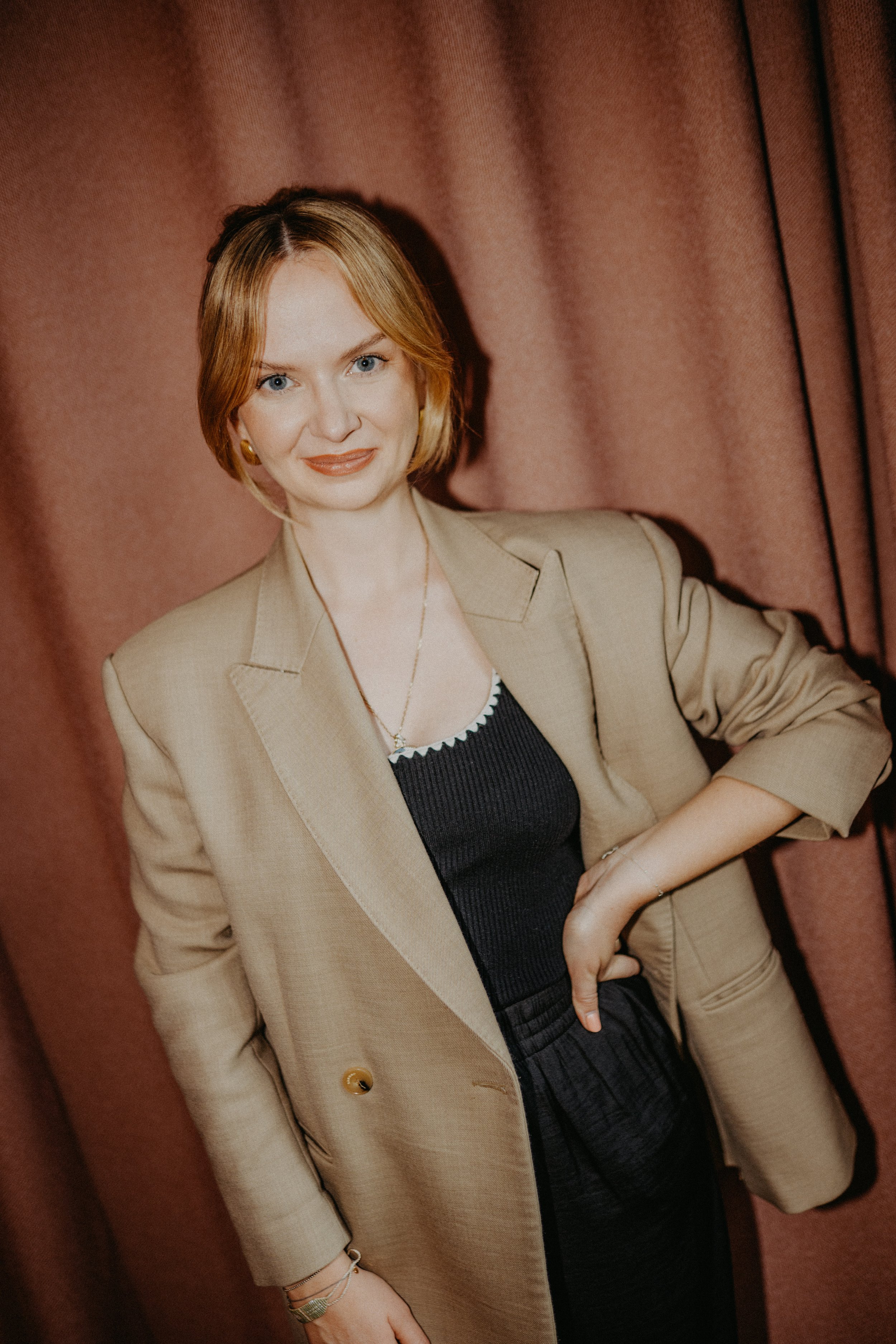 Kristina Lunz in beigem Blazer, Hand in der Hüfte