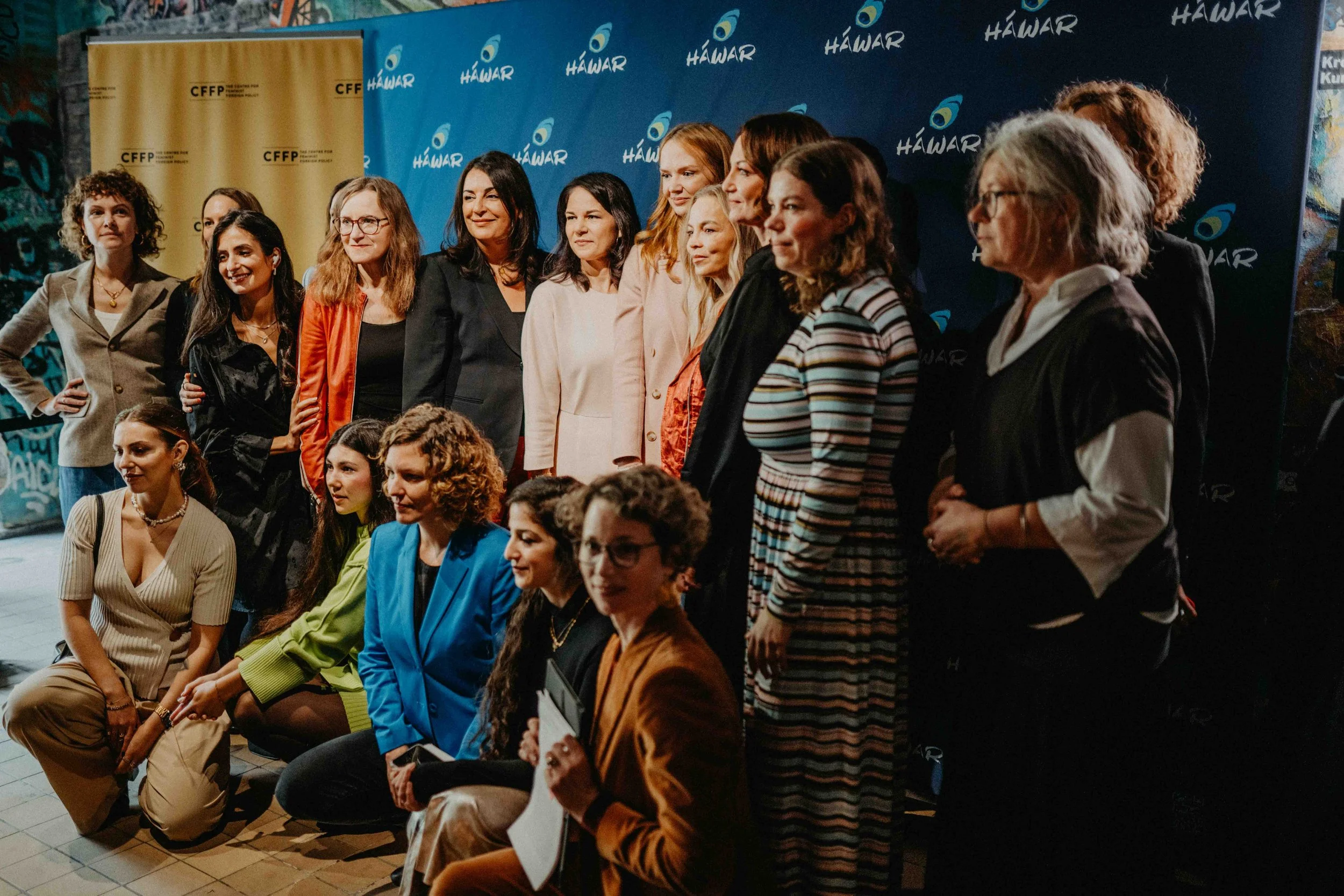 Gruppenfoto mehrerer Frauen bei der Veranstaltung, gemeinsam auf der Bühne stehend