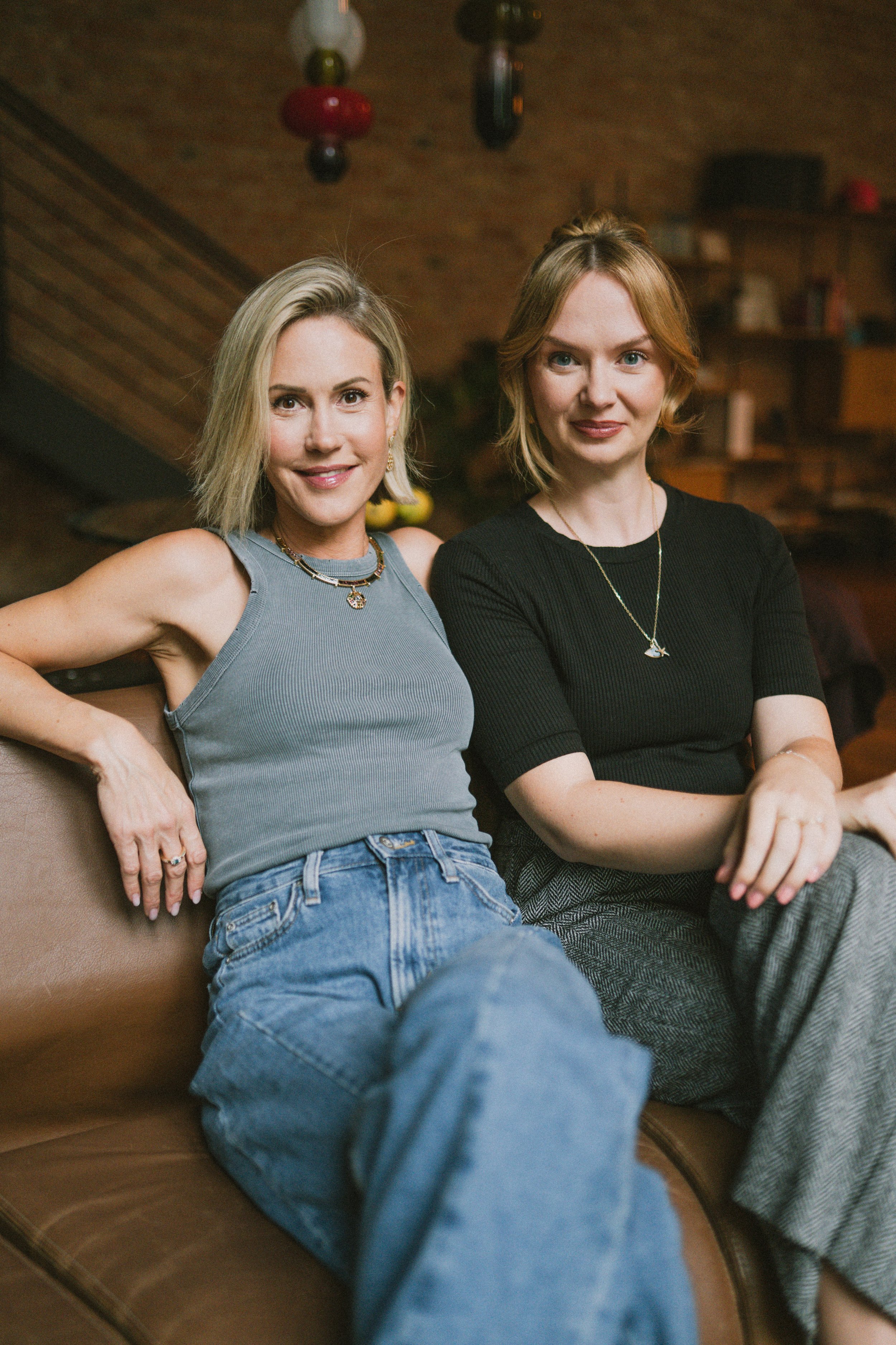 Kristina Lunz und Wolke Hegenbarth sitzend, in dunklen Oberteilen
