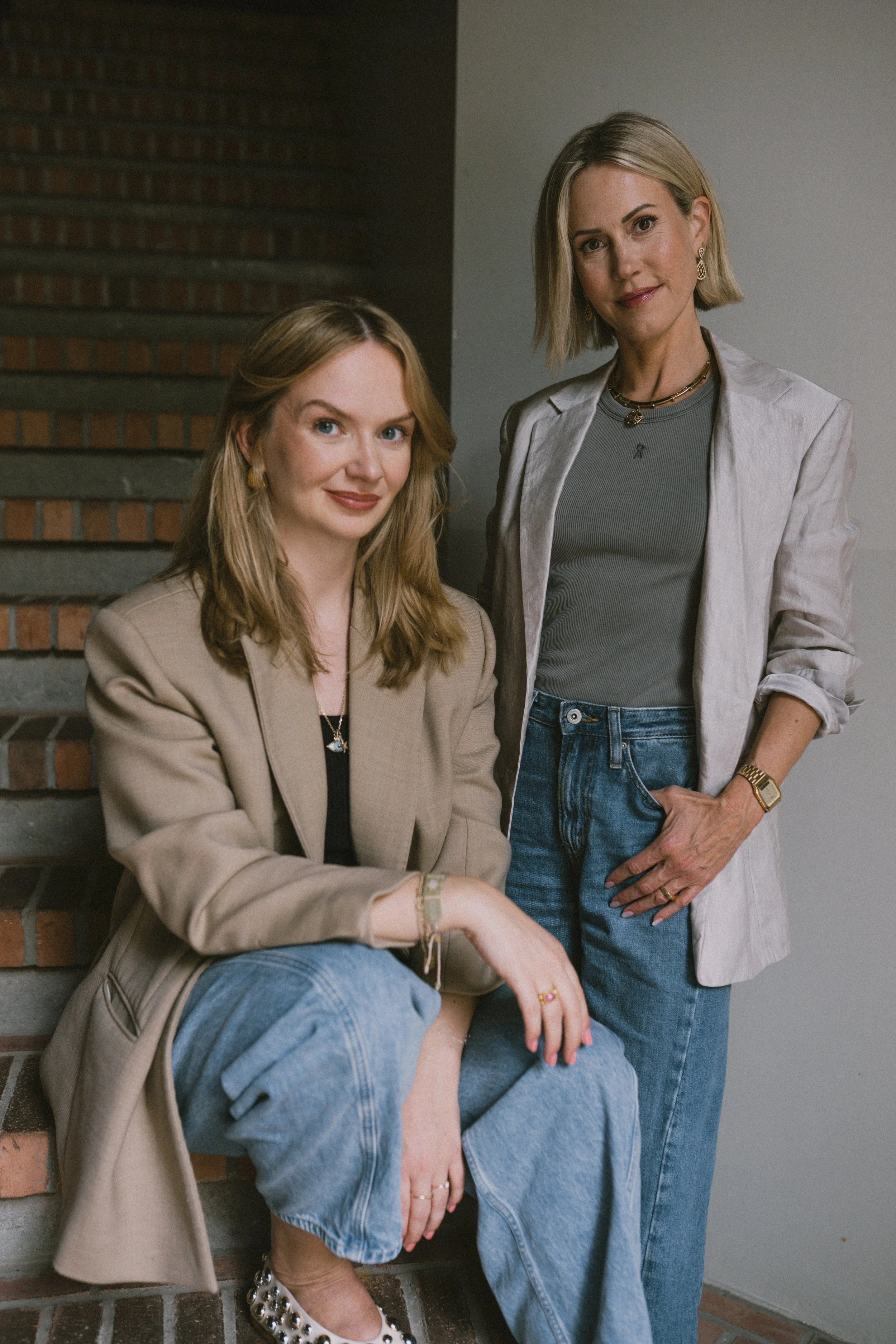Kristina Lunz und Wolke Hegenbarth stehend und sitzend, in Blazern