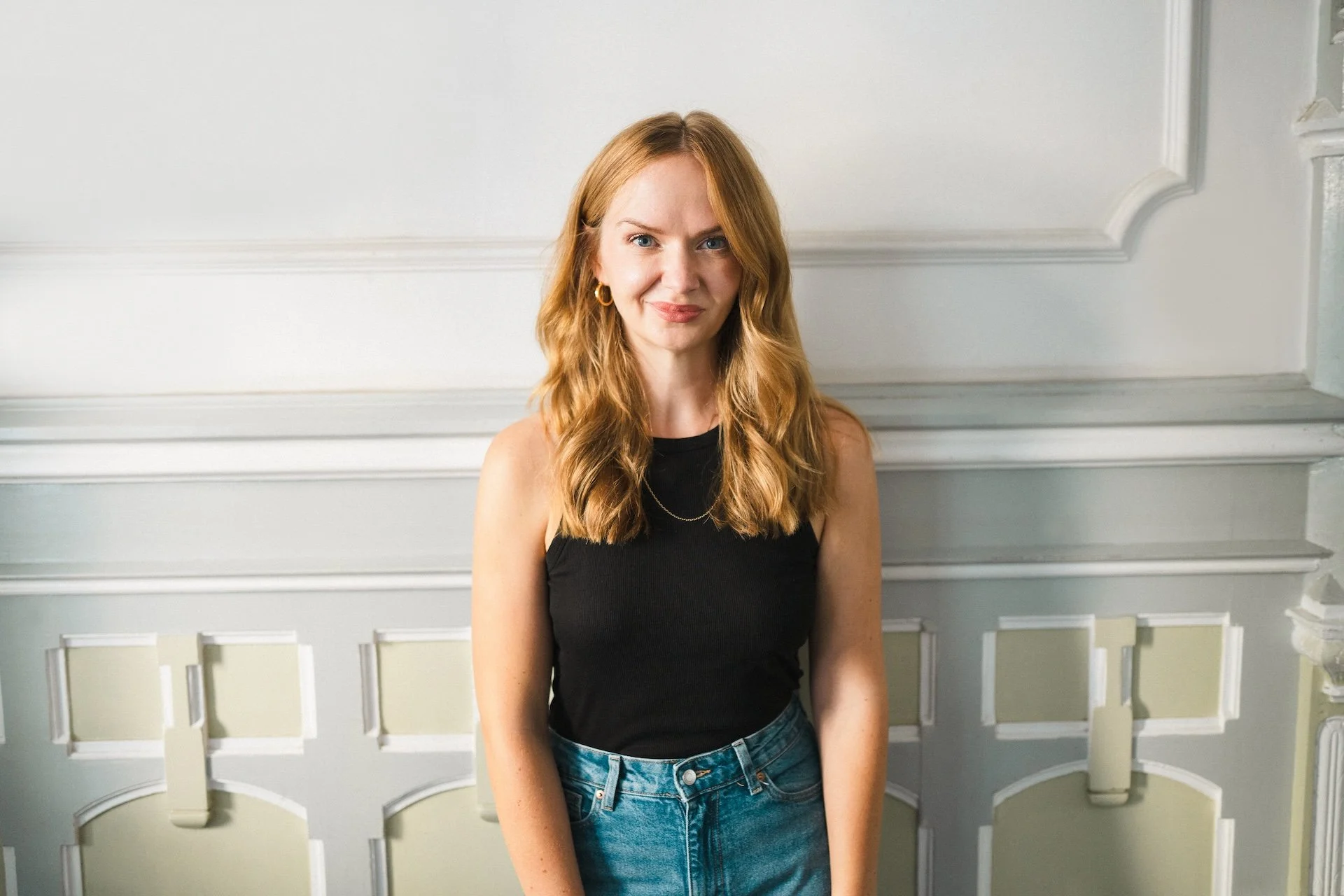 Kristina Lunz stehend in schwarzem Top und Jeans