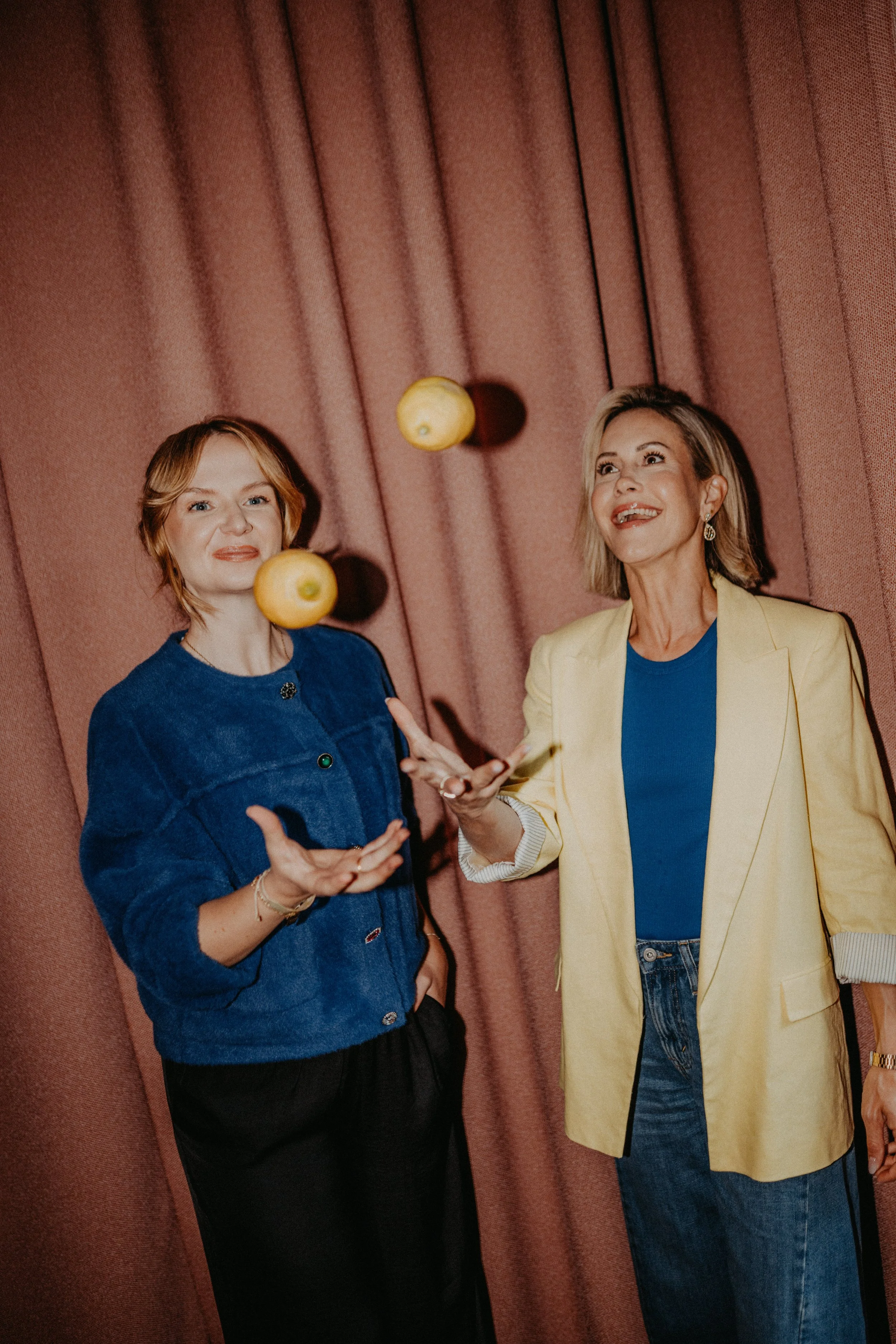Kristina Lunz und Wolke Hegenbarth spielerisch mit einer Orange