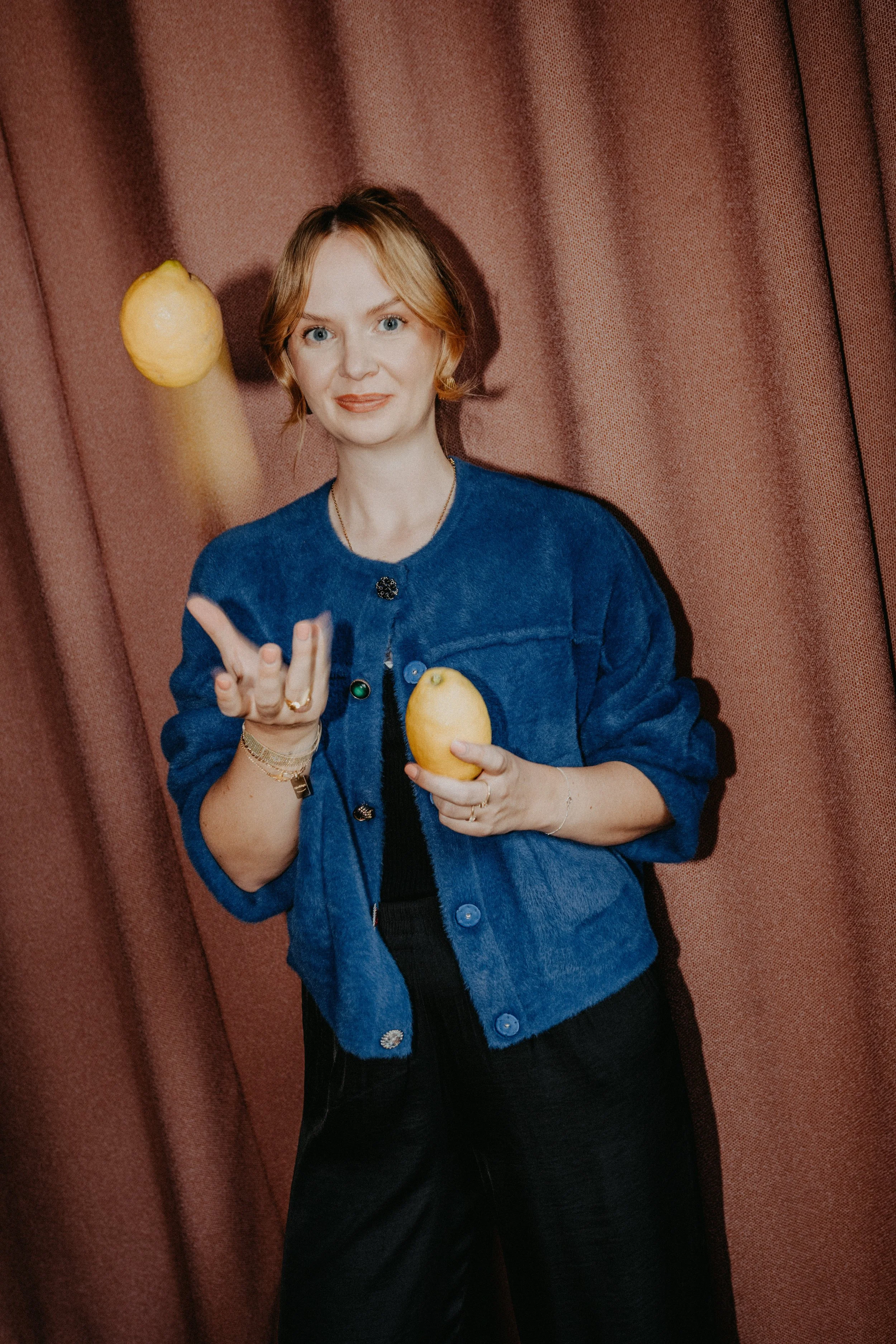 Kristina Lunz in blauer Jeansjacke, gestikulierend