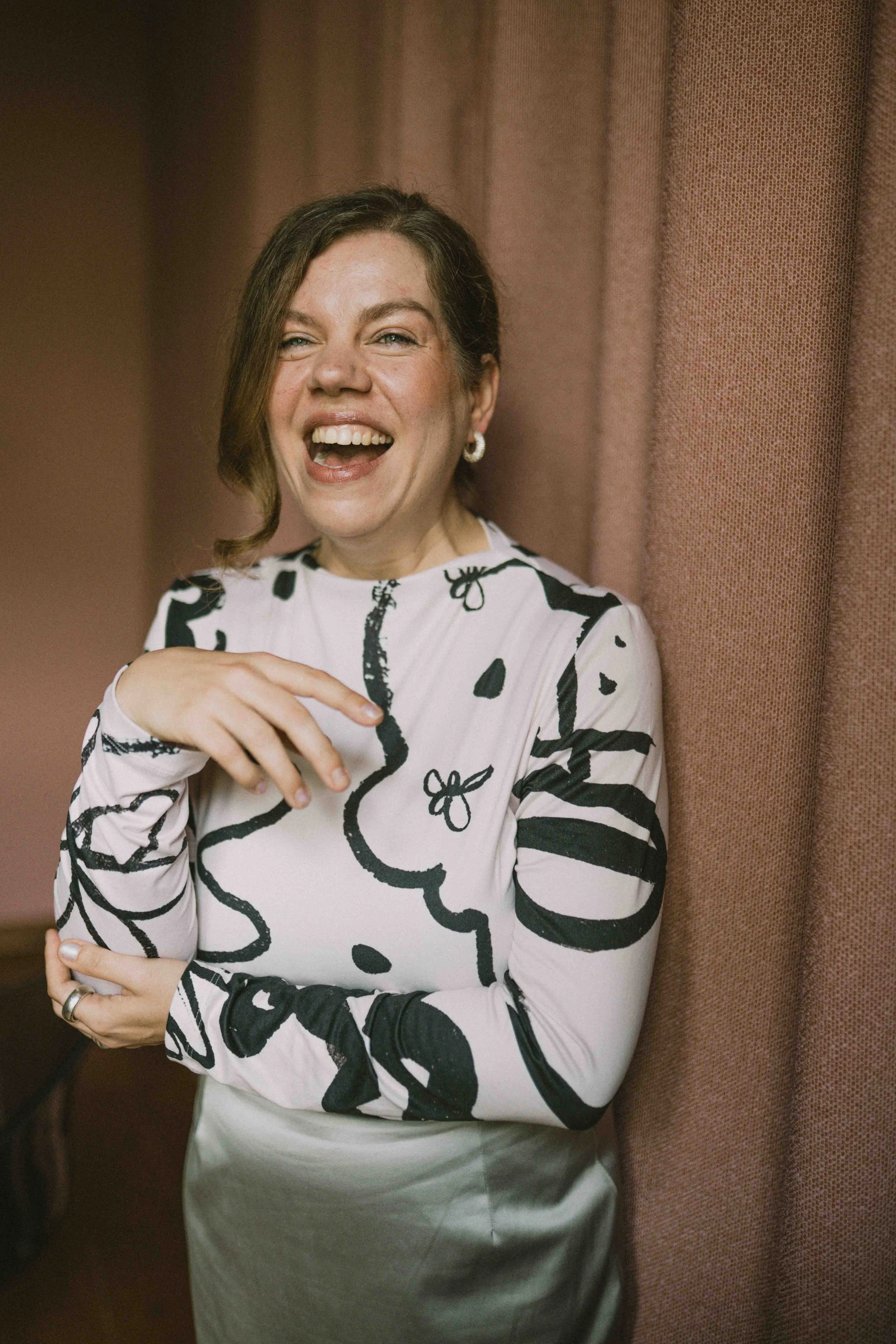 Jeannette Gusko lachend in gemustertem Oberteil