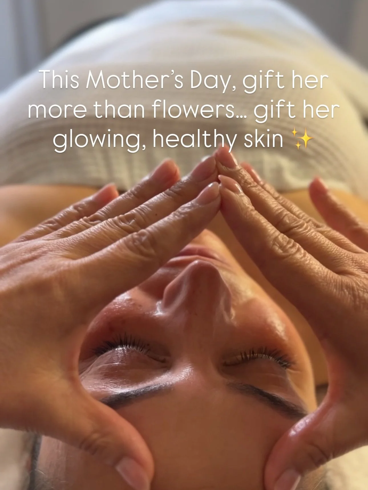 She takes care of everyone&hellip; gift her glowing, healthy skin💆🏻&zwj;♀️
You can reserve now and schedule your appointment for a later date ❤️
Because celebrating mom isn't just one day...she deserves it anytime.
#mothersday #glowskin #mothersday
