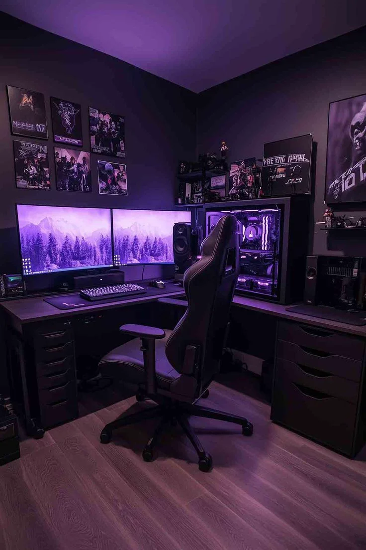 Estação de trabalho de gamer com dois monitores, cadeira ergonômica, computador com iluminação roxa, alto-falantes, teclado e mouse, decorada com pôsteres de videogames e videogame PC com iluminação LED.
