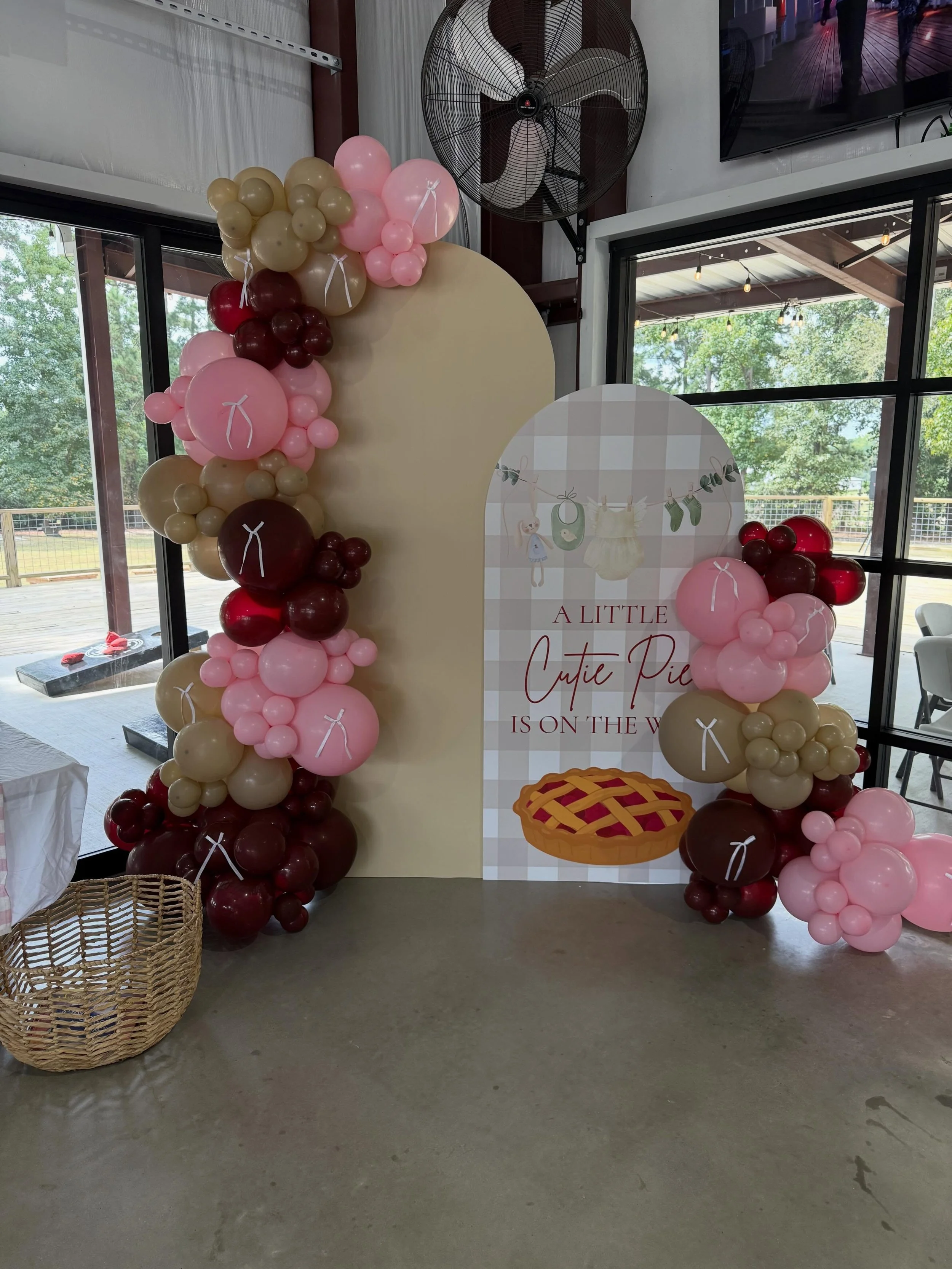 A little Cutie Pie is on the way🥧🩷

We had so much fun setting up for the sweetest mama this morning!!

Dates are filling up quick so be sure to secure your spot ASAP

#balloondecoration #babyshowerideas #babyshowerdecor #houstonmoms #momsofmontgom