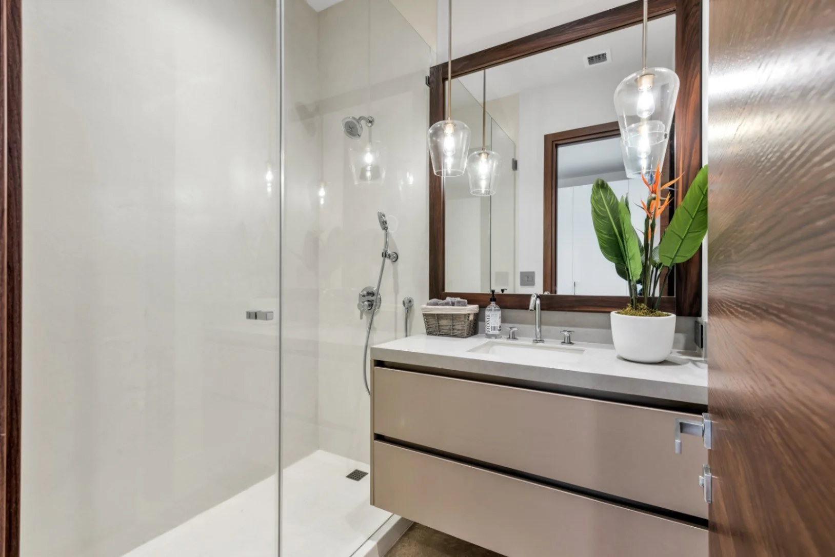 jpeg-optimizer_49-villa-guest-bathroom.jpg