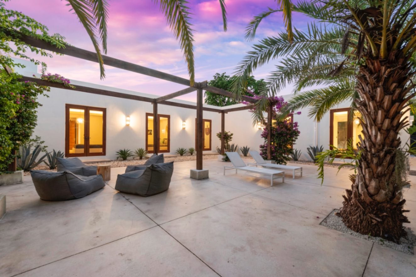 jpeg-optimizer_07-villa-courtyard.jpg