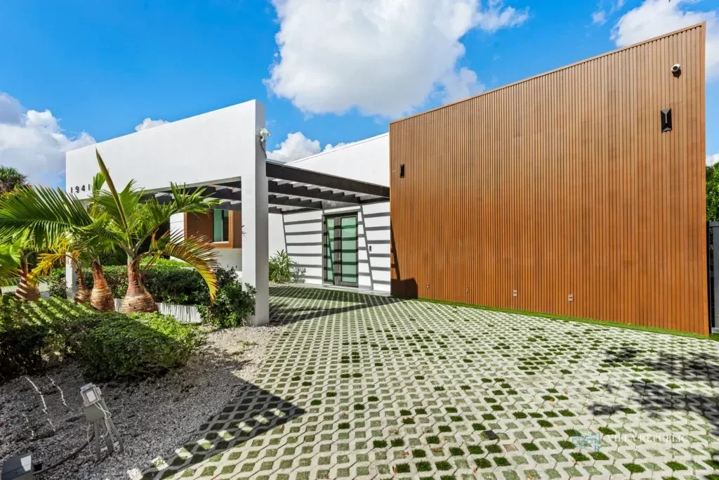 imgi_8_VillaRepublicMiami-VillaMaya-NorthMiamiBeach-70-1024x683.webp