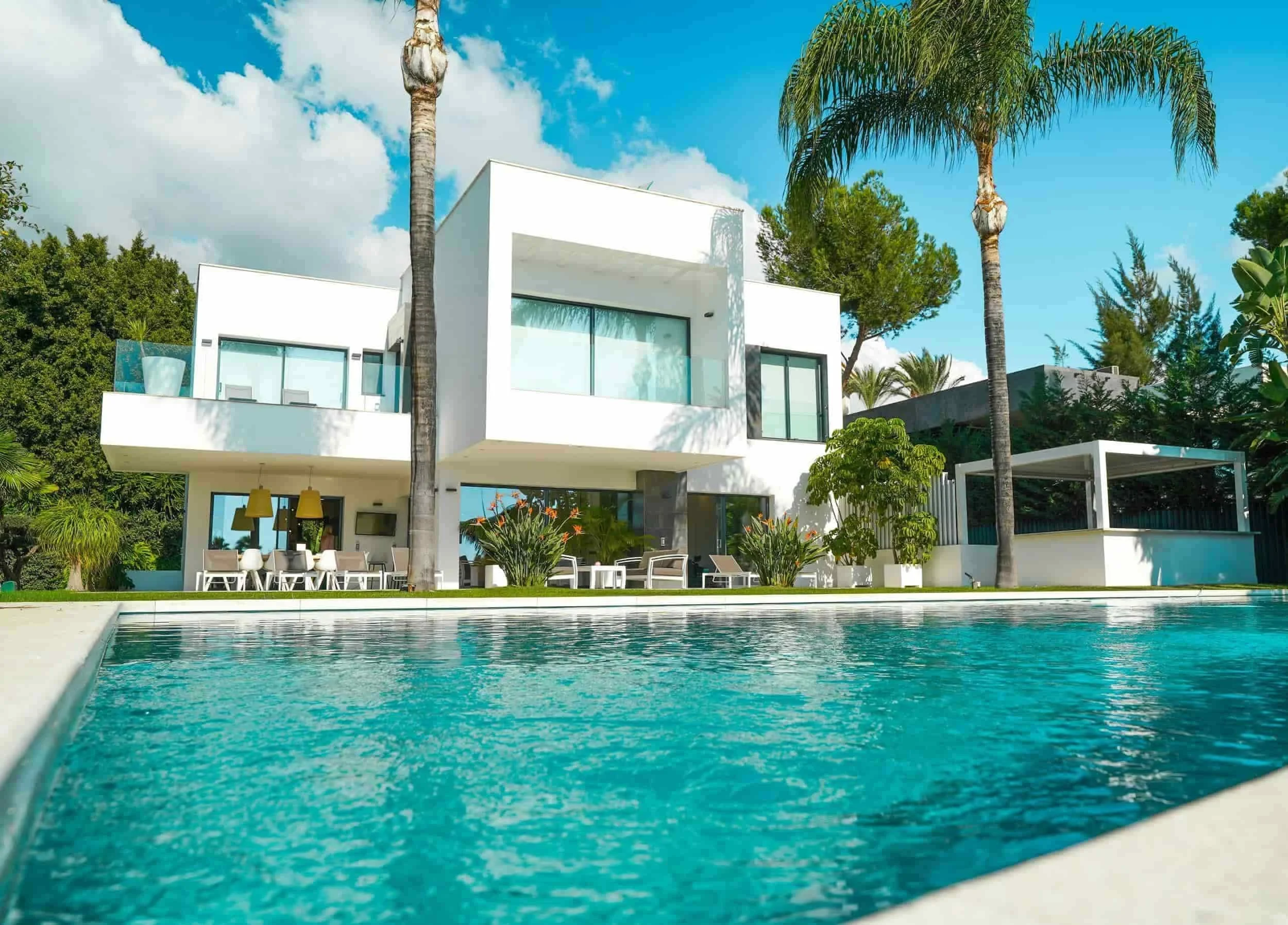Difference in Luxury Villa Rentals vs Mansions in Miami