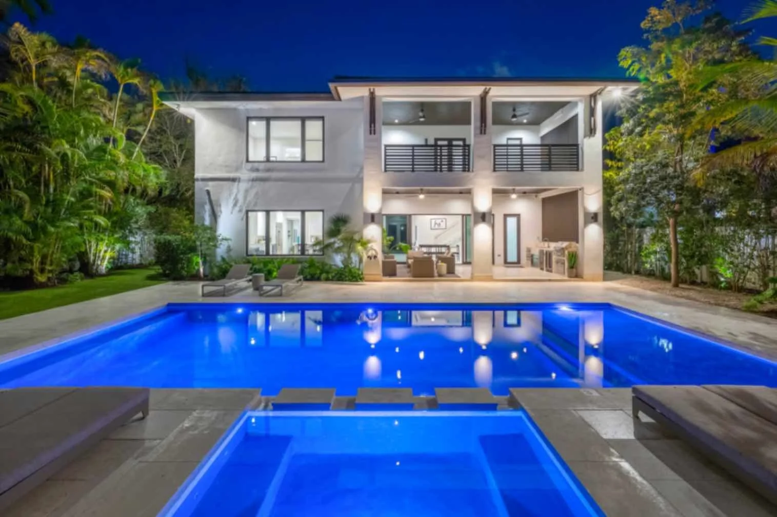 Blog Villa Rental Agency vs. VRBO: Which Is the Better Choice for Your Miami Luxury Vacation?