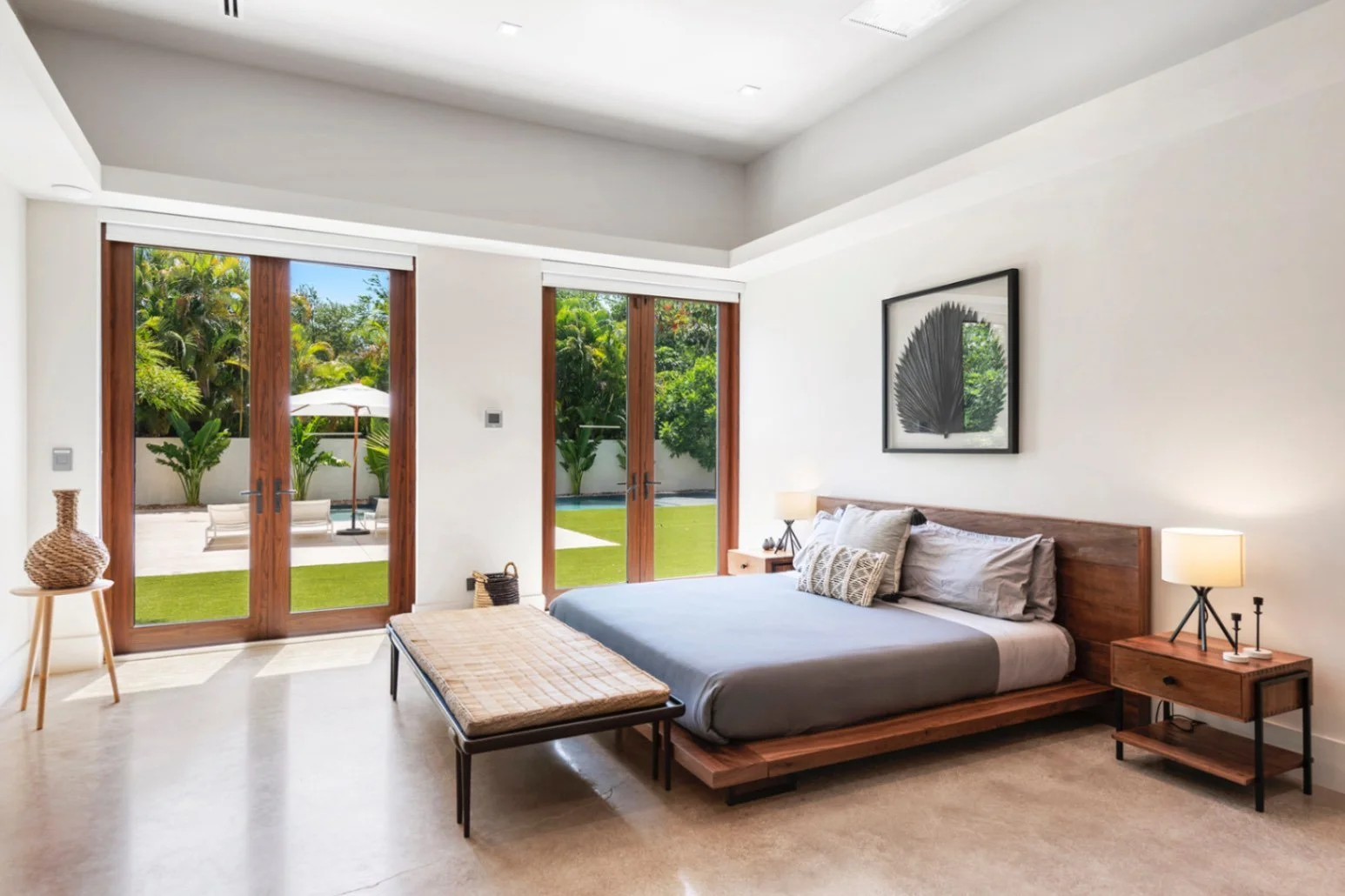 jpeg-optimizer_21-villa-master-bedroom.jpg