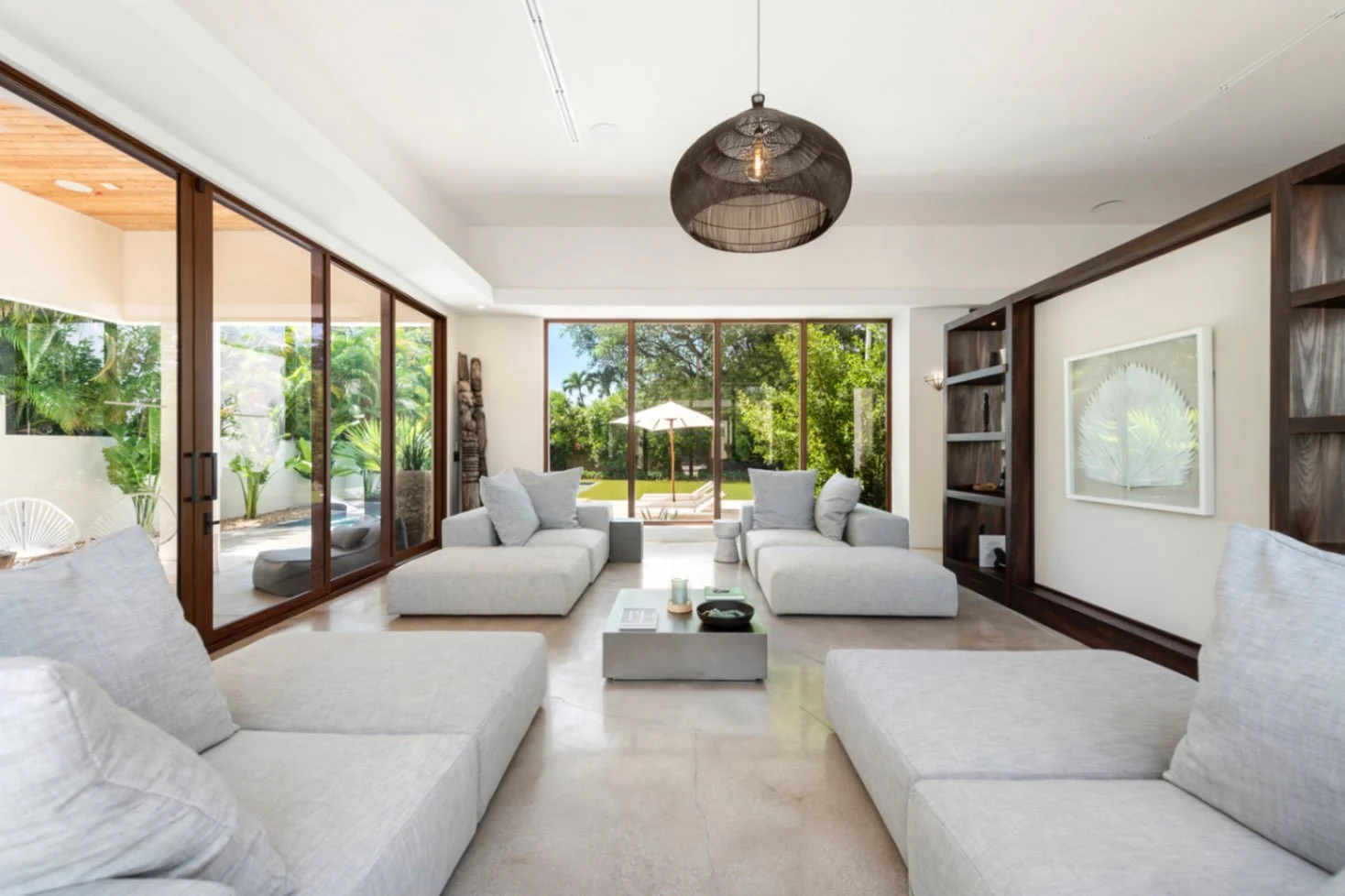 jpeg-optimizer_14-villa-livingroom.jpg