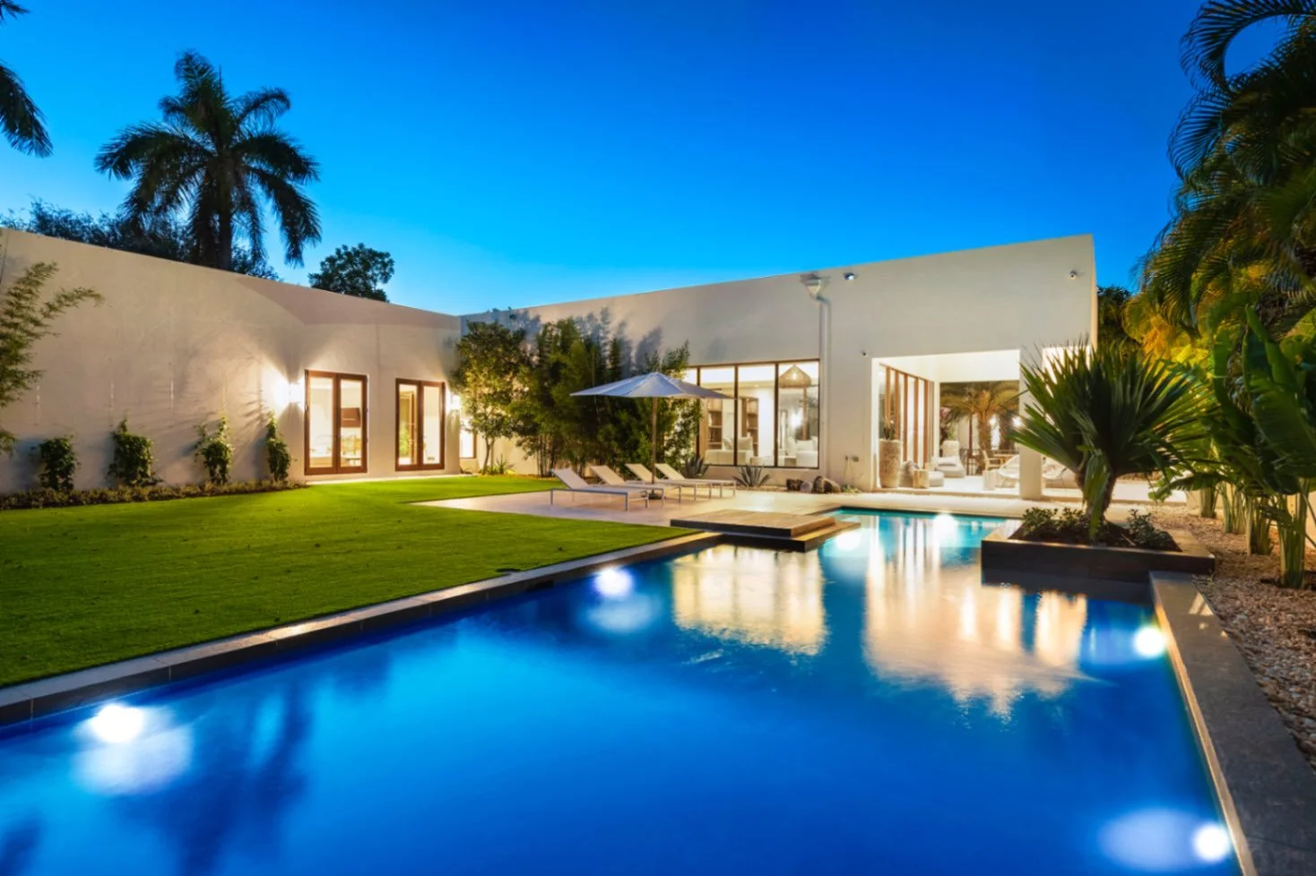 jpeg-optimizer_28-villa-backyard-pool.jpg