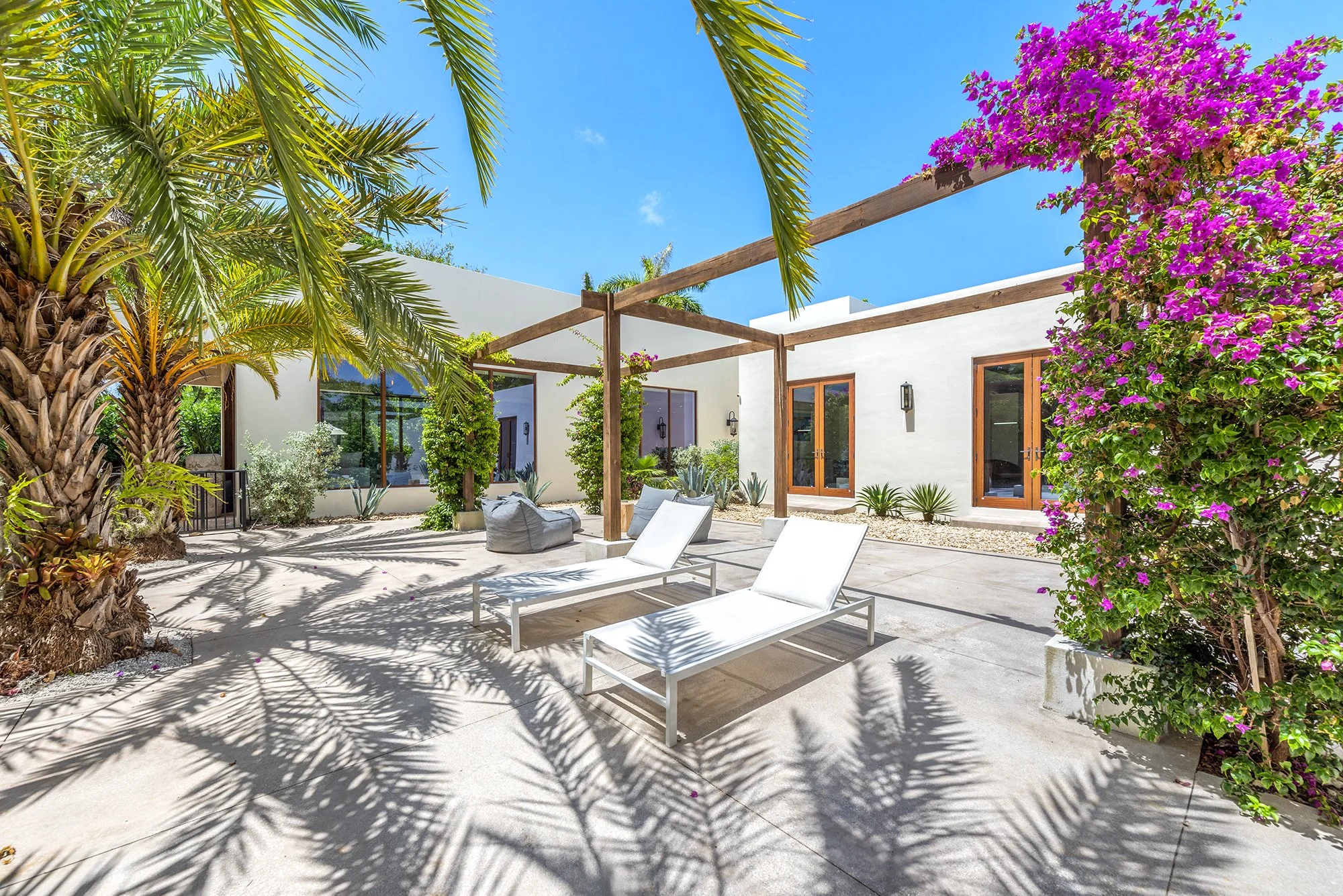 06-villa-courtyard.jpg