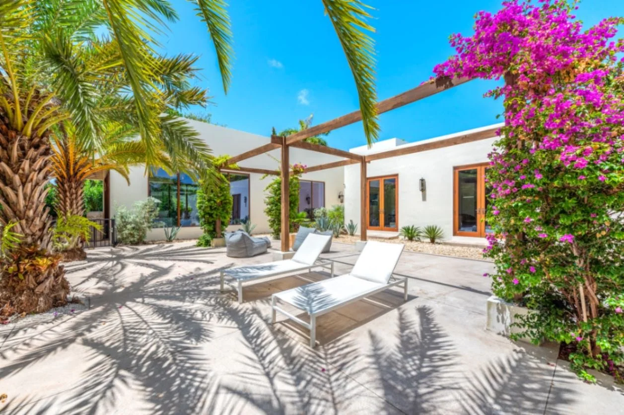 jpeg-optimizer_06-villa-courtyard.jpg