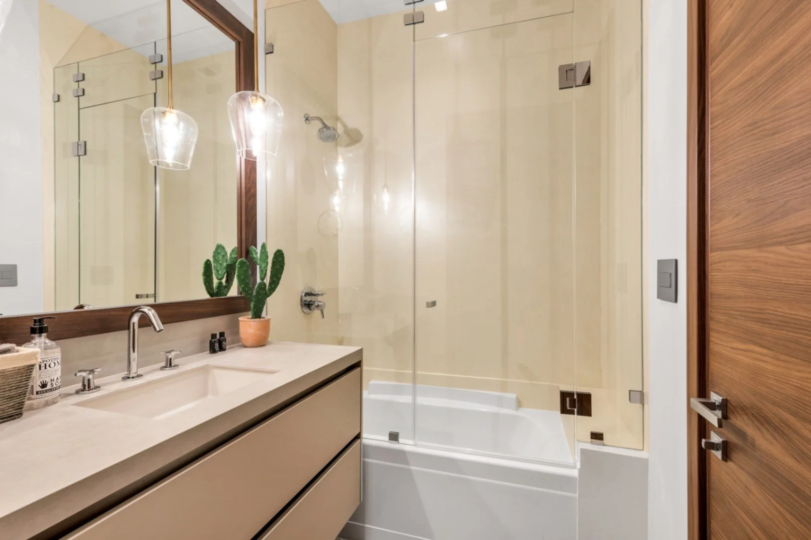 jpeg-optimizer_53-villa-guest-bathroom.jpg