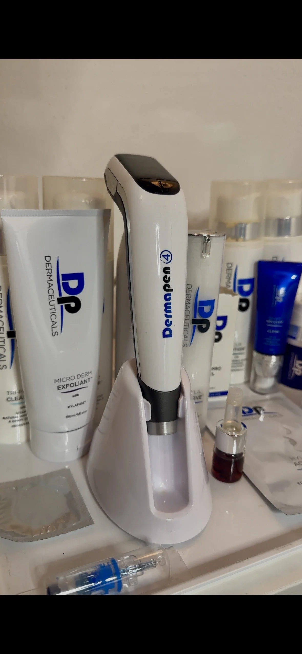 En digital dermaroller och hudvårdsprodukter från Dermaceuticals