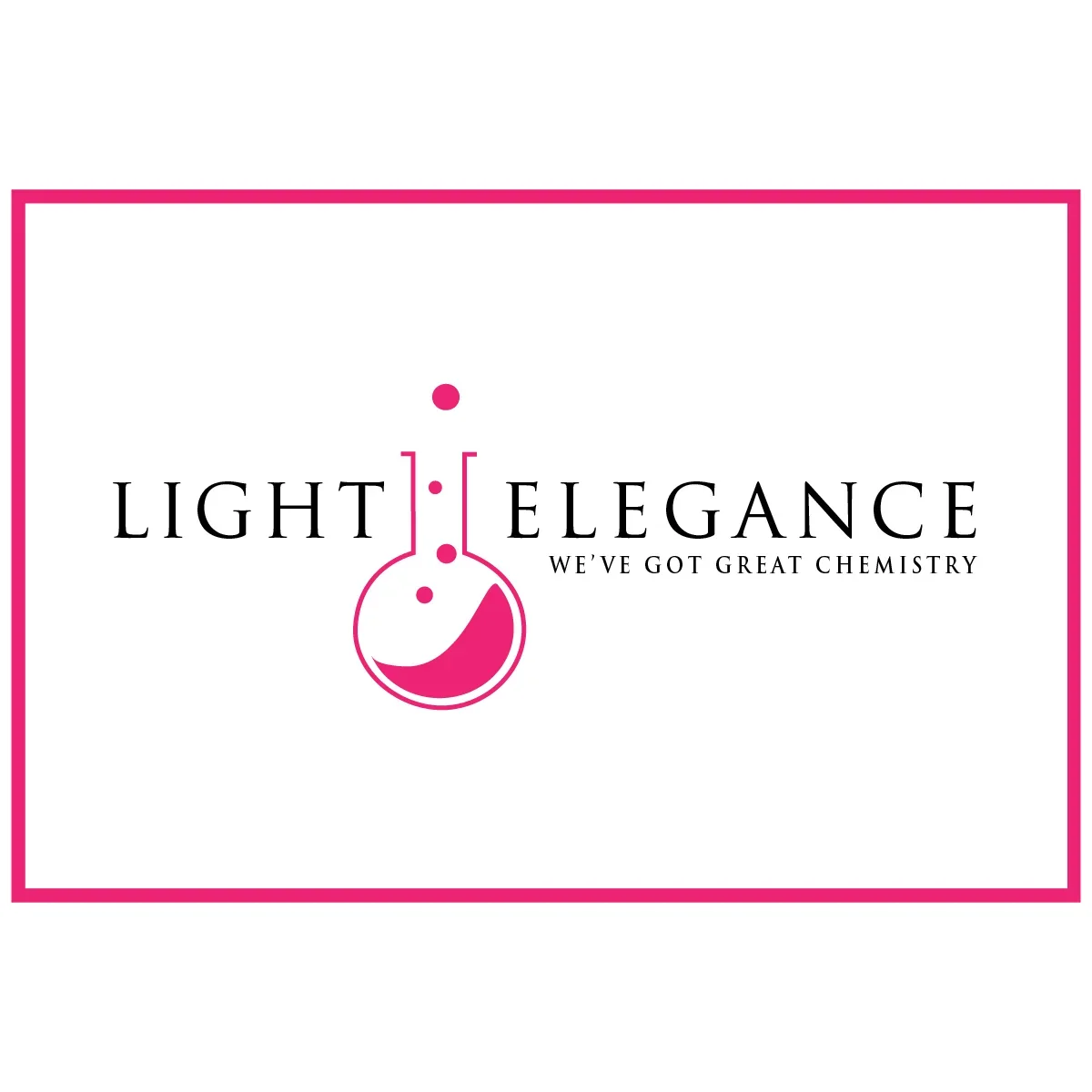 En vit bakgrund med en rosa rektangulär ram. I mitten är en stiliserad illustration av en kemikalieflaska i rosa med några bubblor ovanför, och till vänster och höger om flaskan står orden "Light" och "Elegance" i svart, samt texten "We've got great chemistry" under.