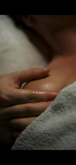 En person som får en massage på axeln.