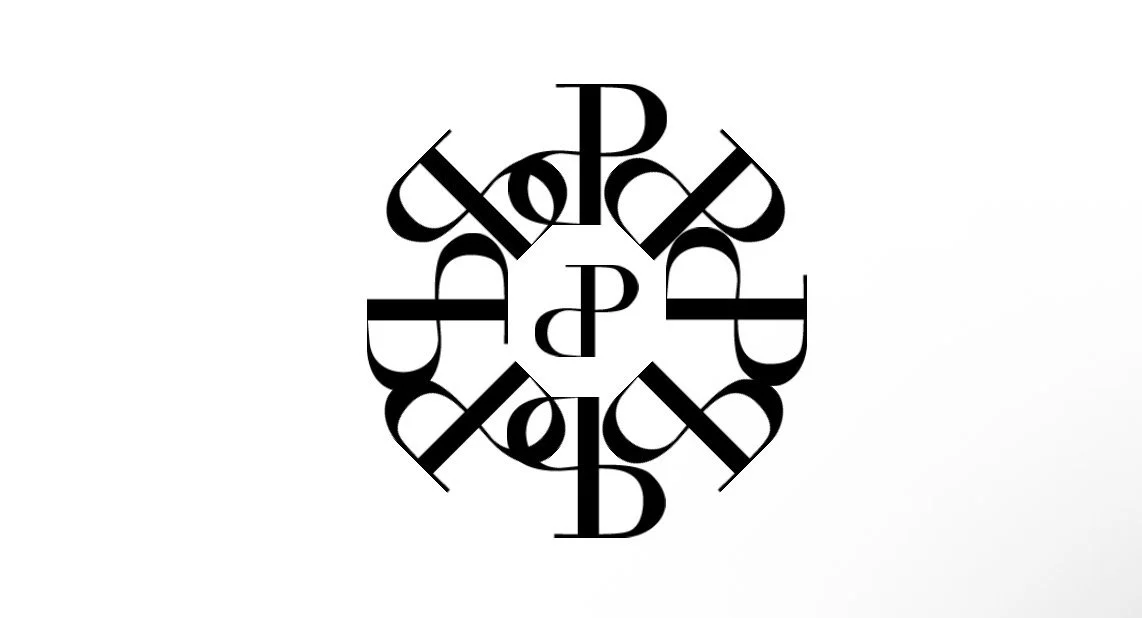 Ett svart och vitt symmetriskt geometriskt mönster som bildar en kombination av bokstäver och former.