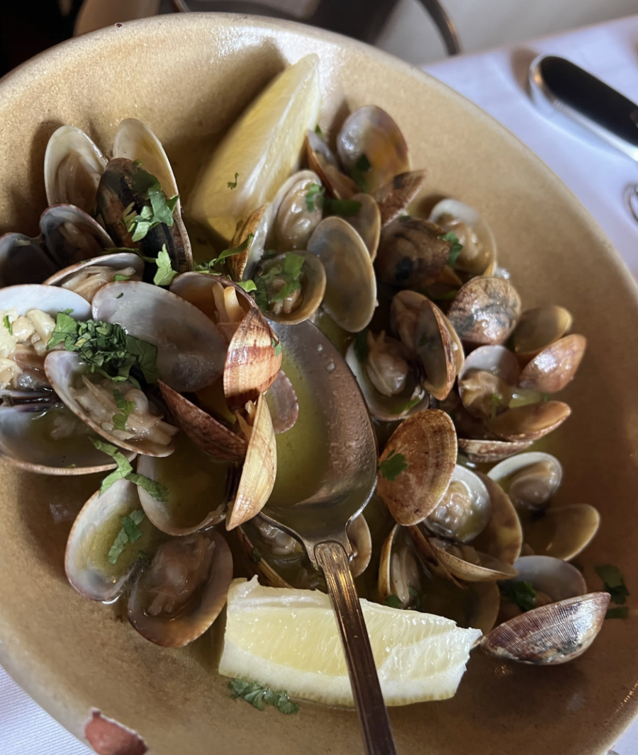 Prato de mariscos com molho, limão e tempero verde.