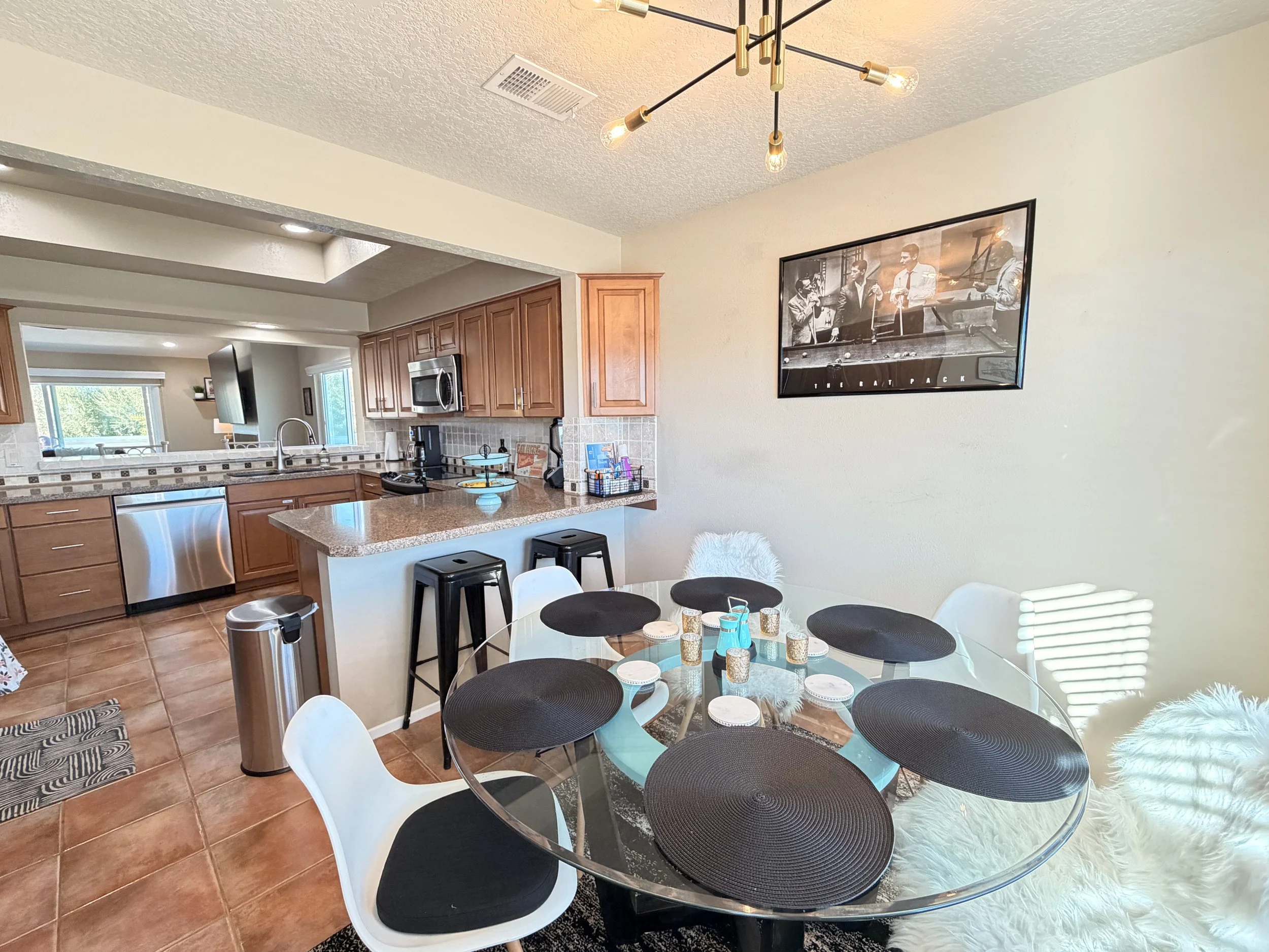 Kitchen with Dining Table
