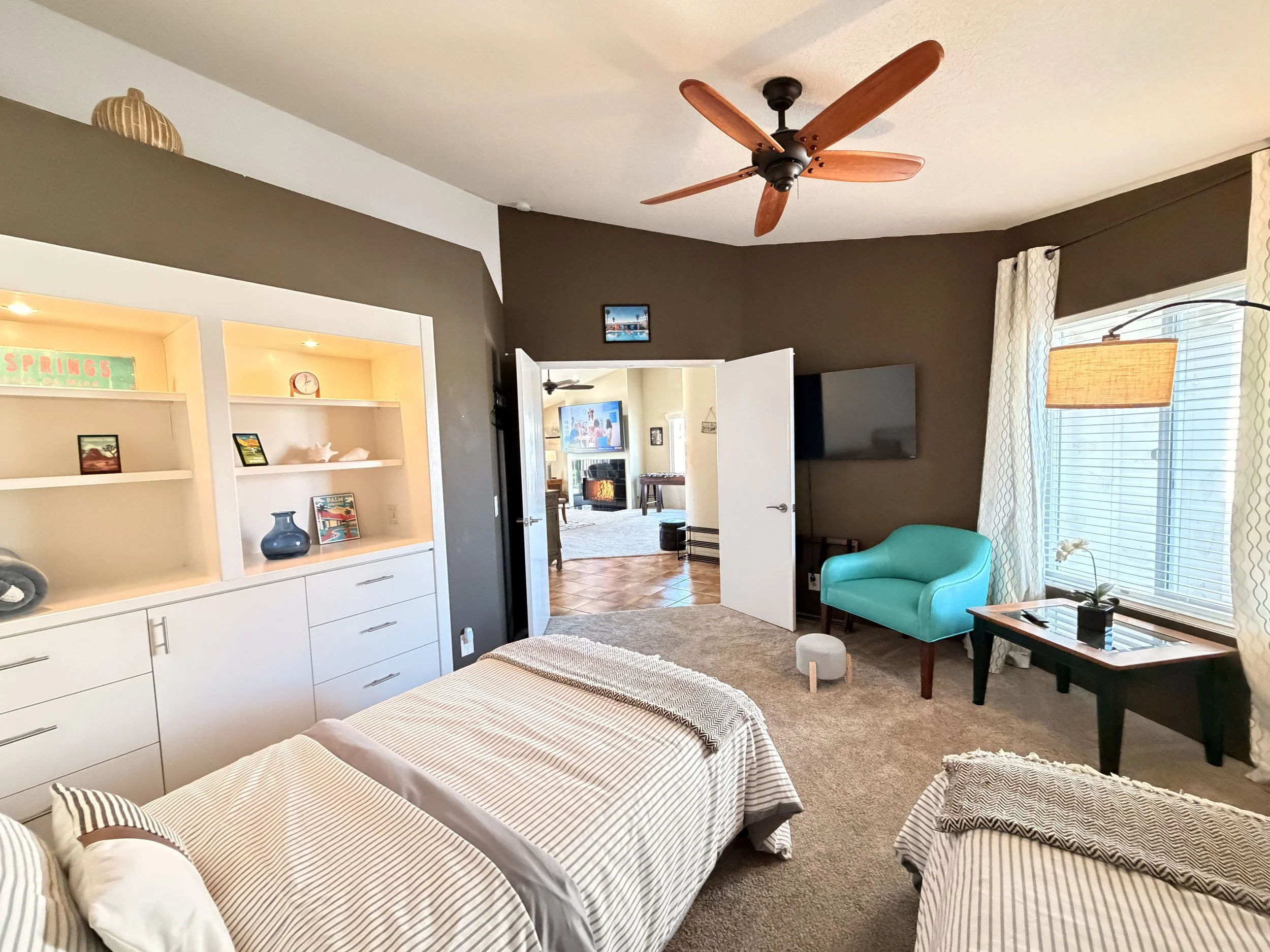 2 Twin Beds, TV