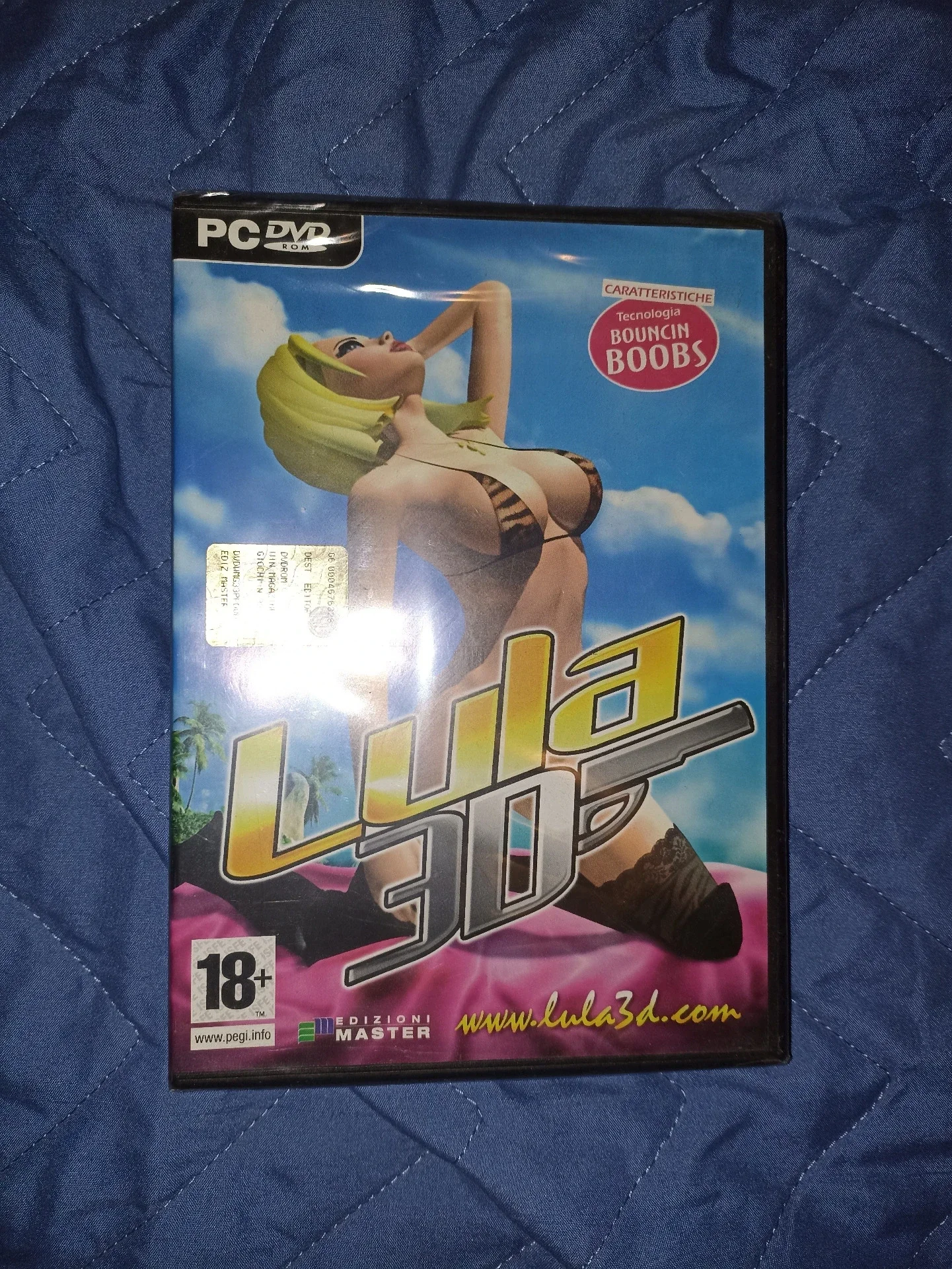 Copertina di un videogioco 3D di Lula su DVD per PC, con illustrazione di una donna con capelli verdi in costume succinto, spronata contro uno sfondo di cielo blu e nuvole, con scritte e etichette in italiano.