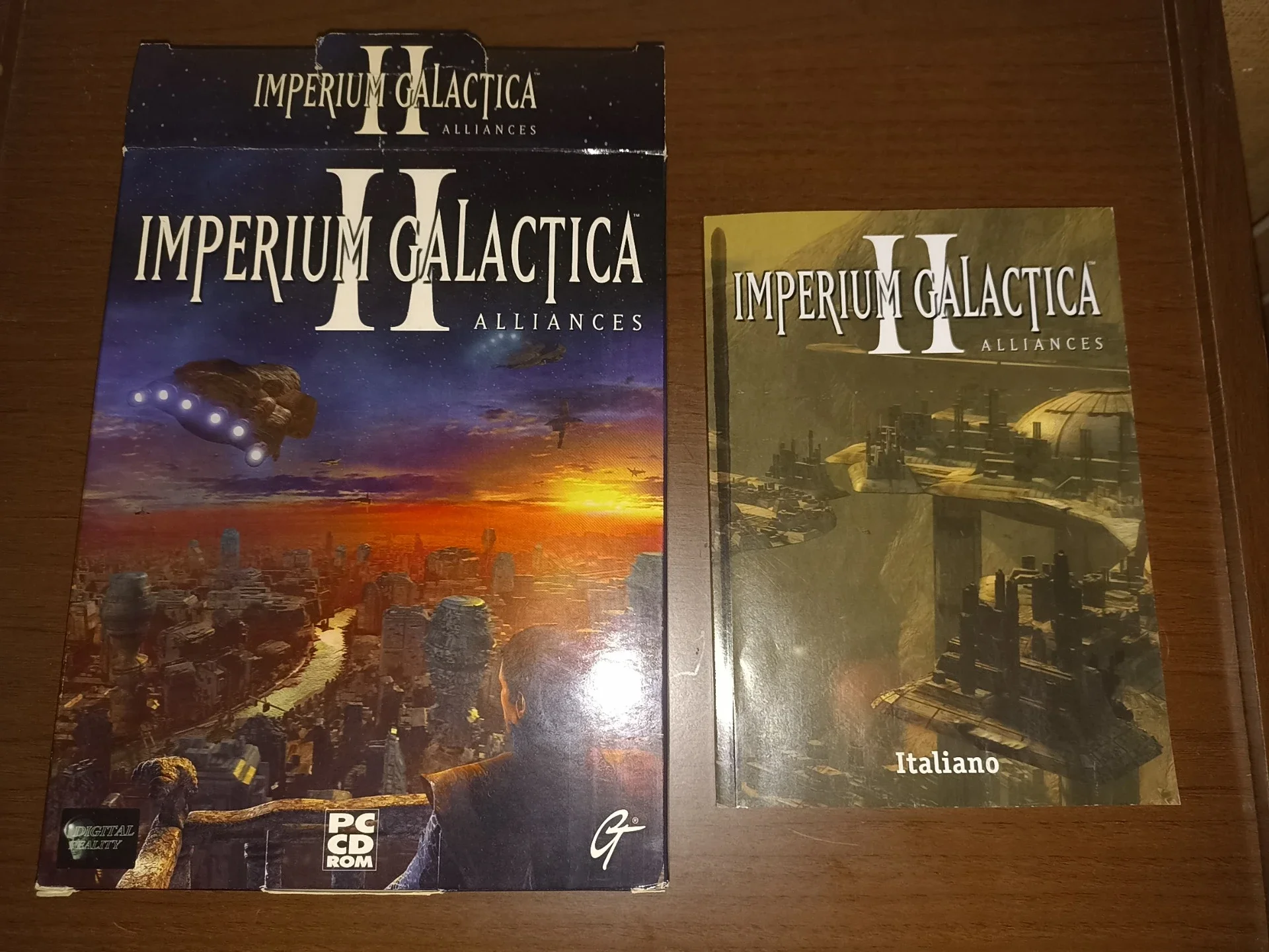 Manuale e opuscolo di gioco per Imperium Galactica Alliances, con copertine che raffigurano scene futuristiche spaziali e urbanistiche, uno con un'ambientazione urbana e l'altro con uno scenario spaziale.