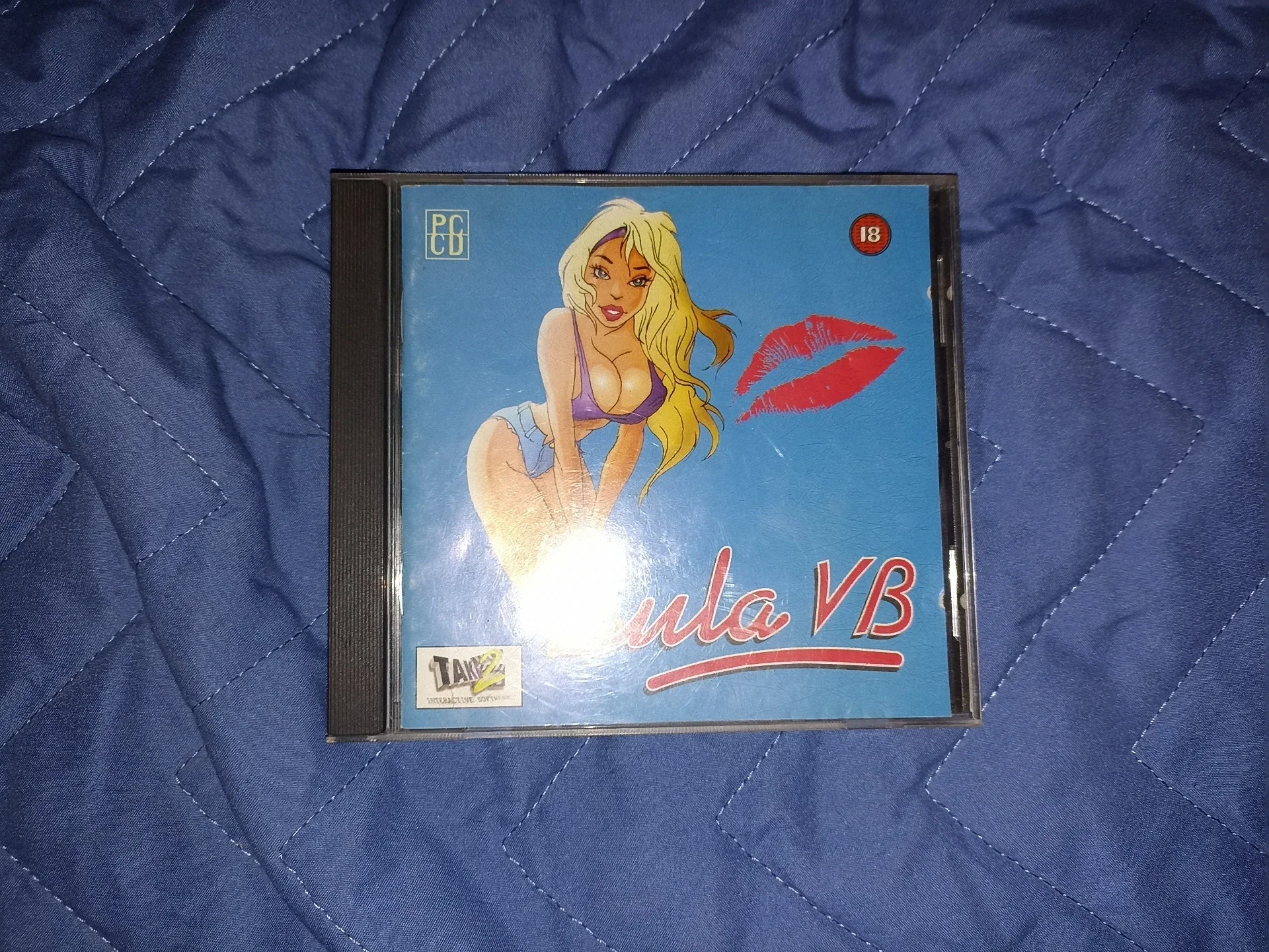 Cofanetto di un videogioco chiamato Lua V3, con copertina che mostra una donna con capelli biondi lunghi in posa.