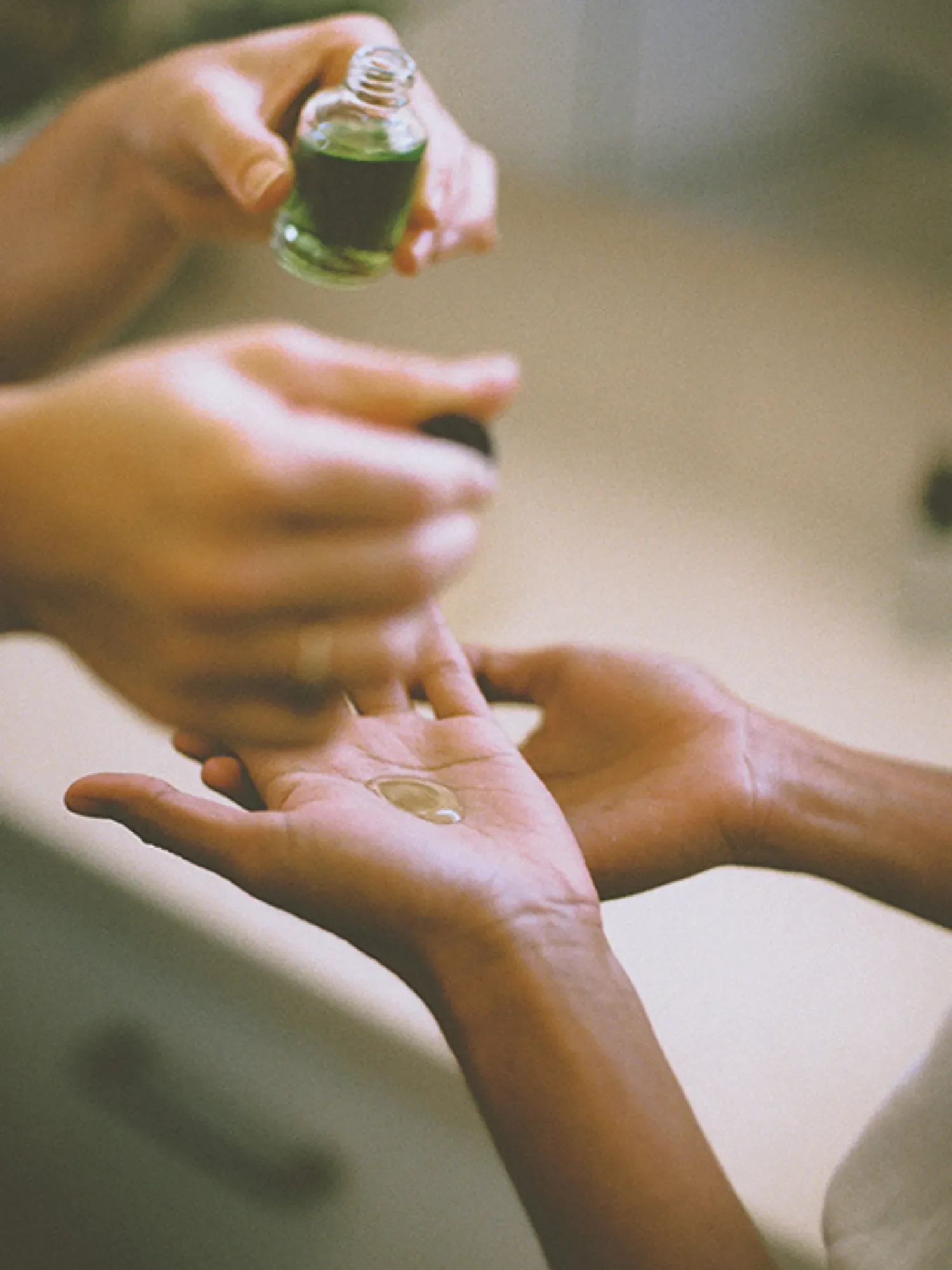 Hair_Growth_Oil_Lifestyle5.webp