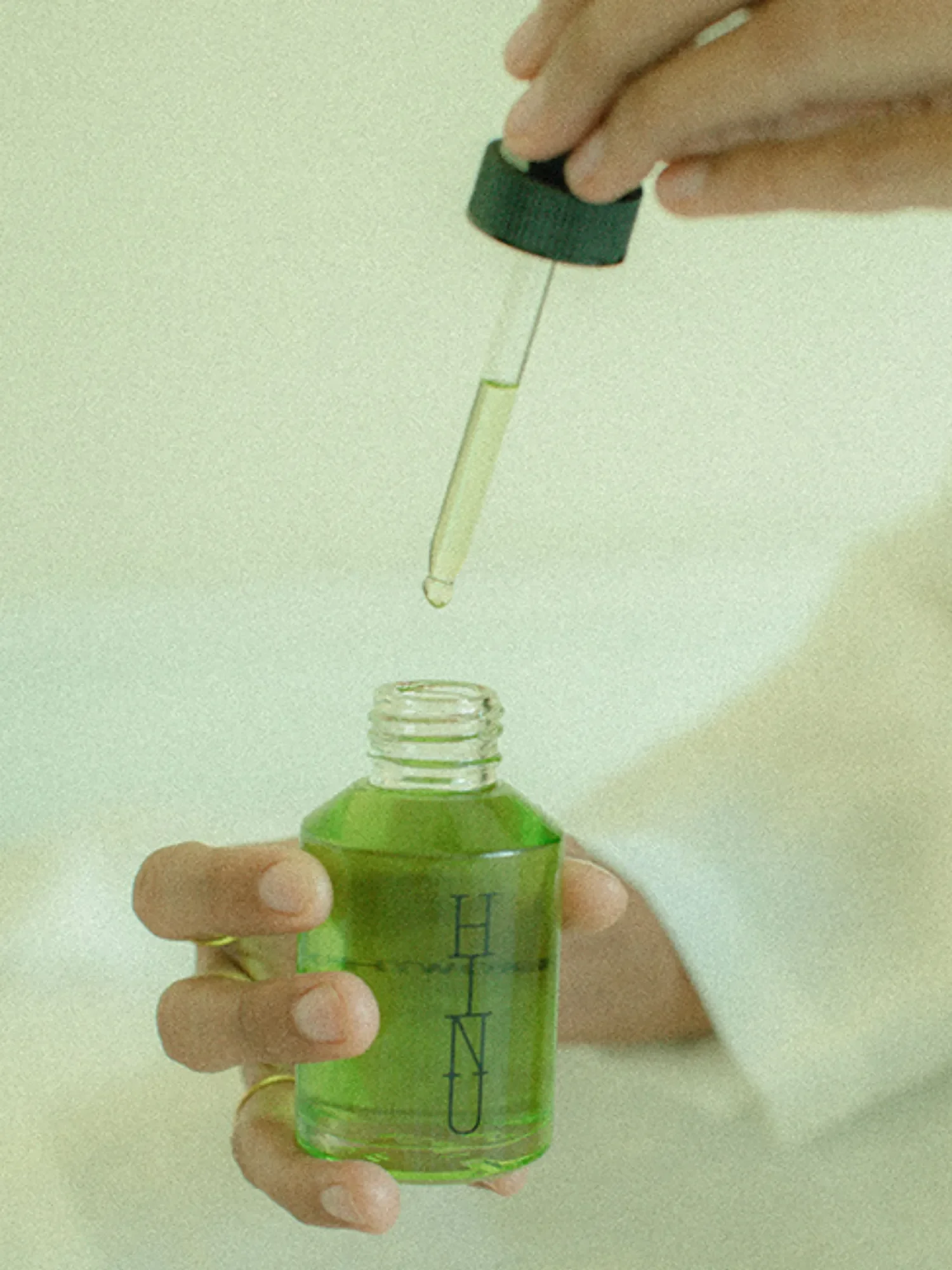 Hair_Growth_Oil_Lifestyle2.webp