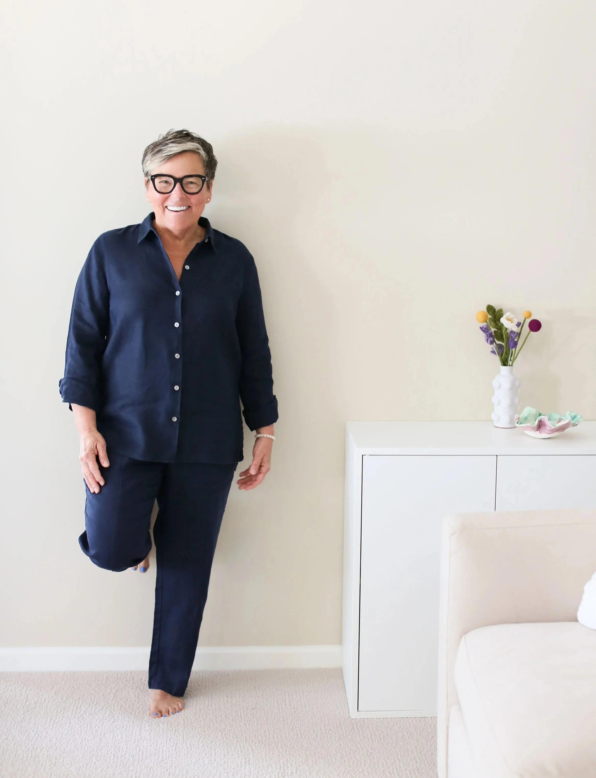 Michelle Hoff, decluttering coach, standing in a calm home for her free decluttering quiz