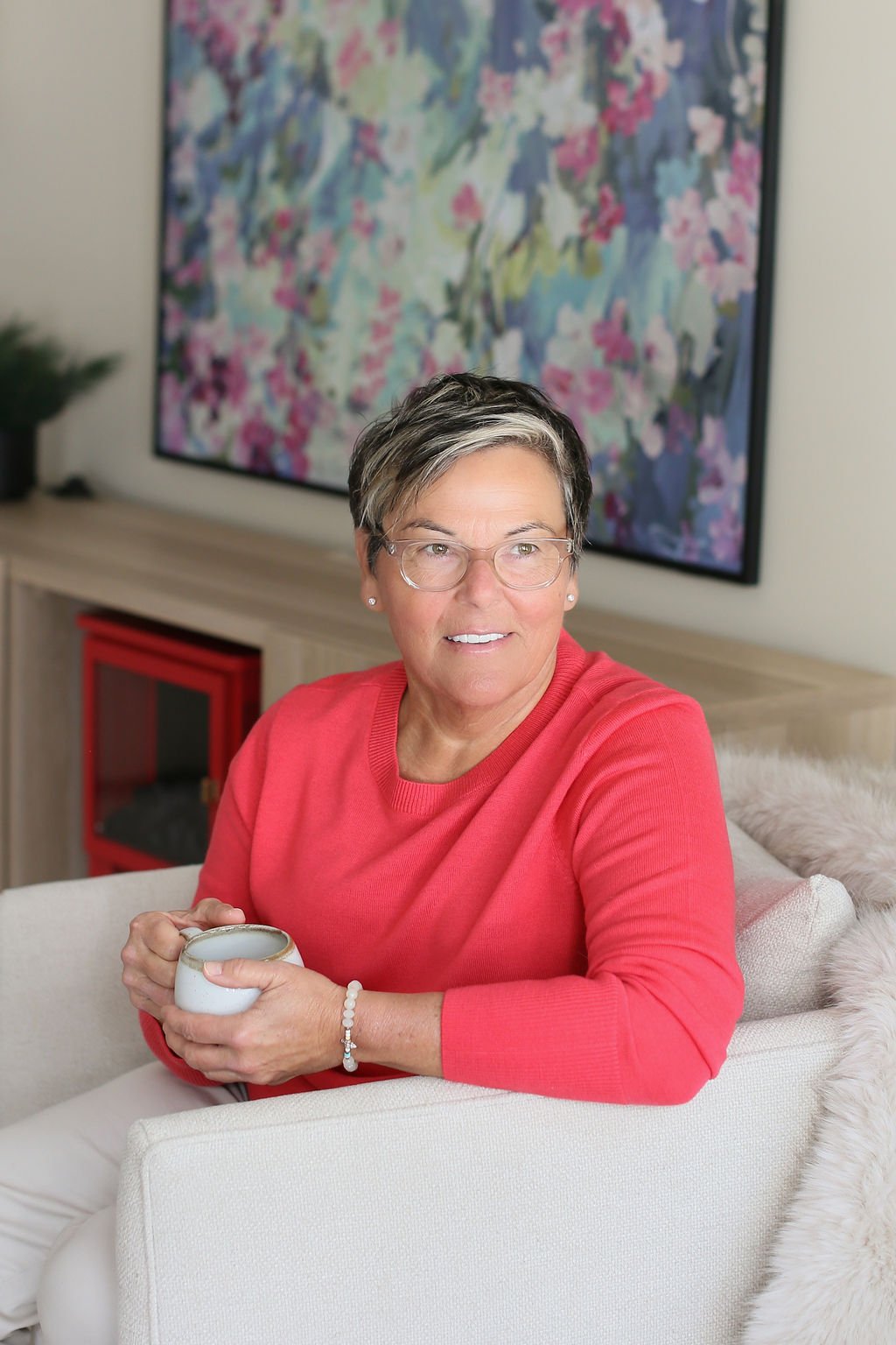 Home coach sitting in a peaceful living room, representing support for women who feel overwhelmed by decluttering.