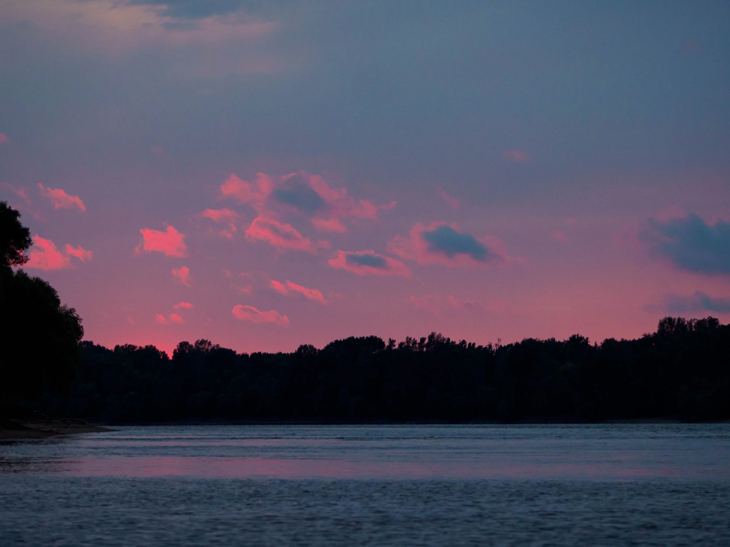 Sunset over Danube

#sunset #danube #duna #danuberiver #naplemente #pink #orange #sunsetlovers #hungary #dunapart