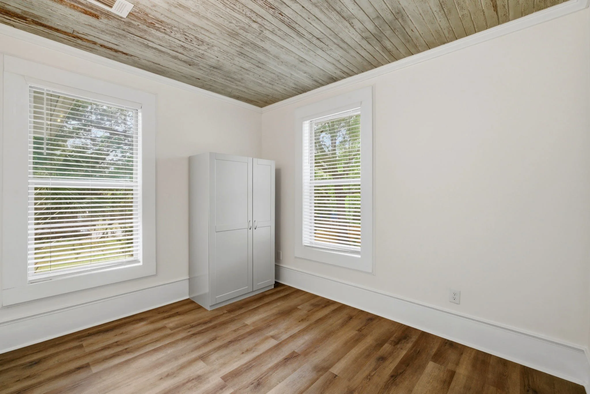 20-web-or-mls-812-e-blount-st.jpg