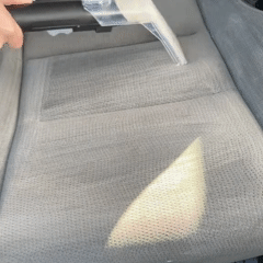 Car floor mat with a light reflection