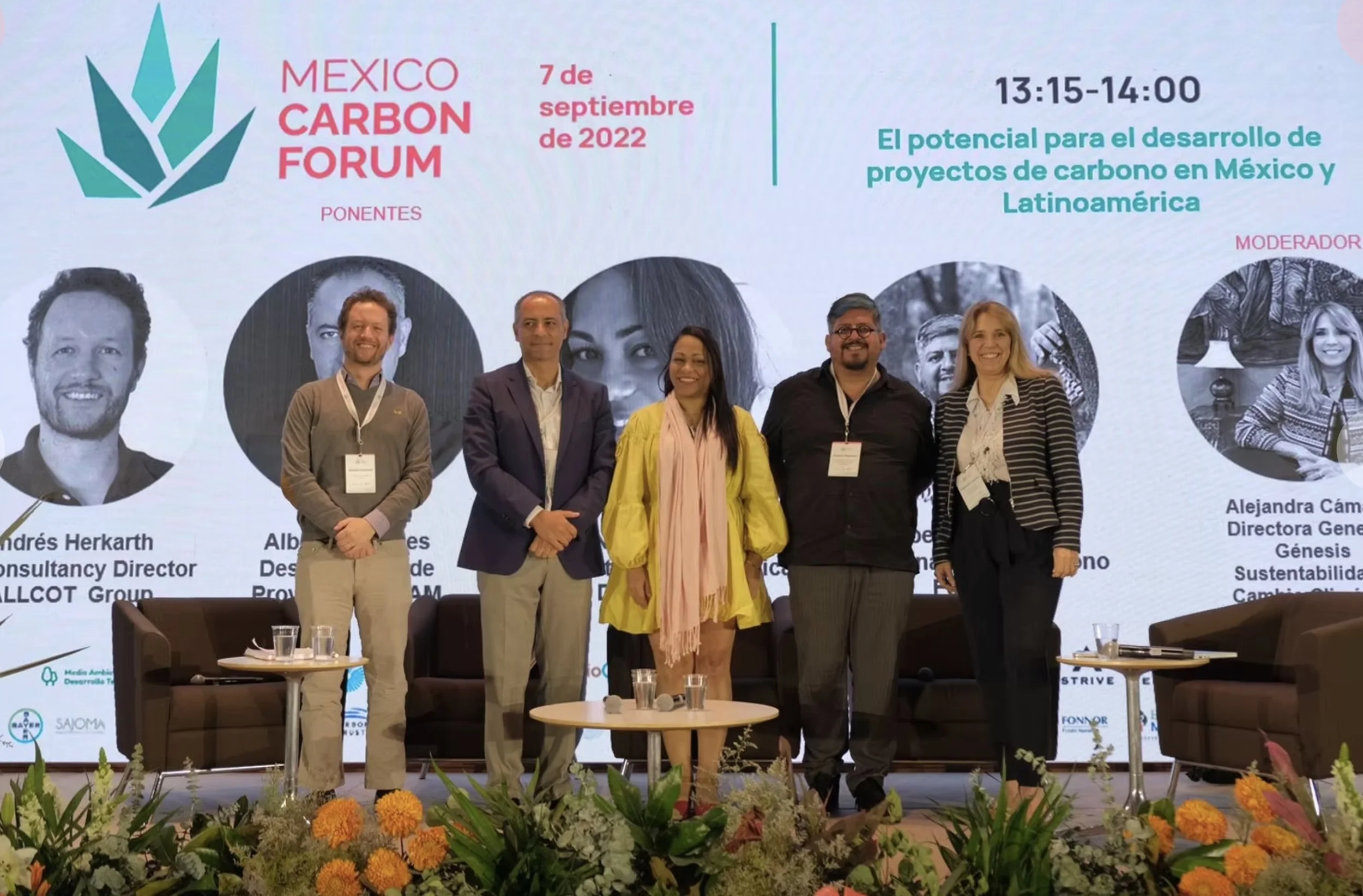Imagen de un panel del congreso que muestra a cinco personas en el escenario, con un fondo que indica información del evento 'Mexico Carbon Forum' del 7 de septiembre de 2022, incluyendo las horas y los temas de la discusión, y las fotos y nombres de los ponentes y moderadores.