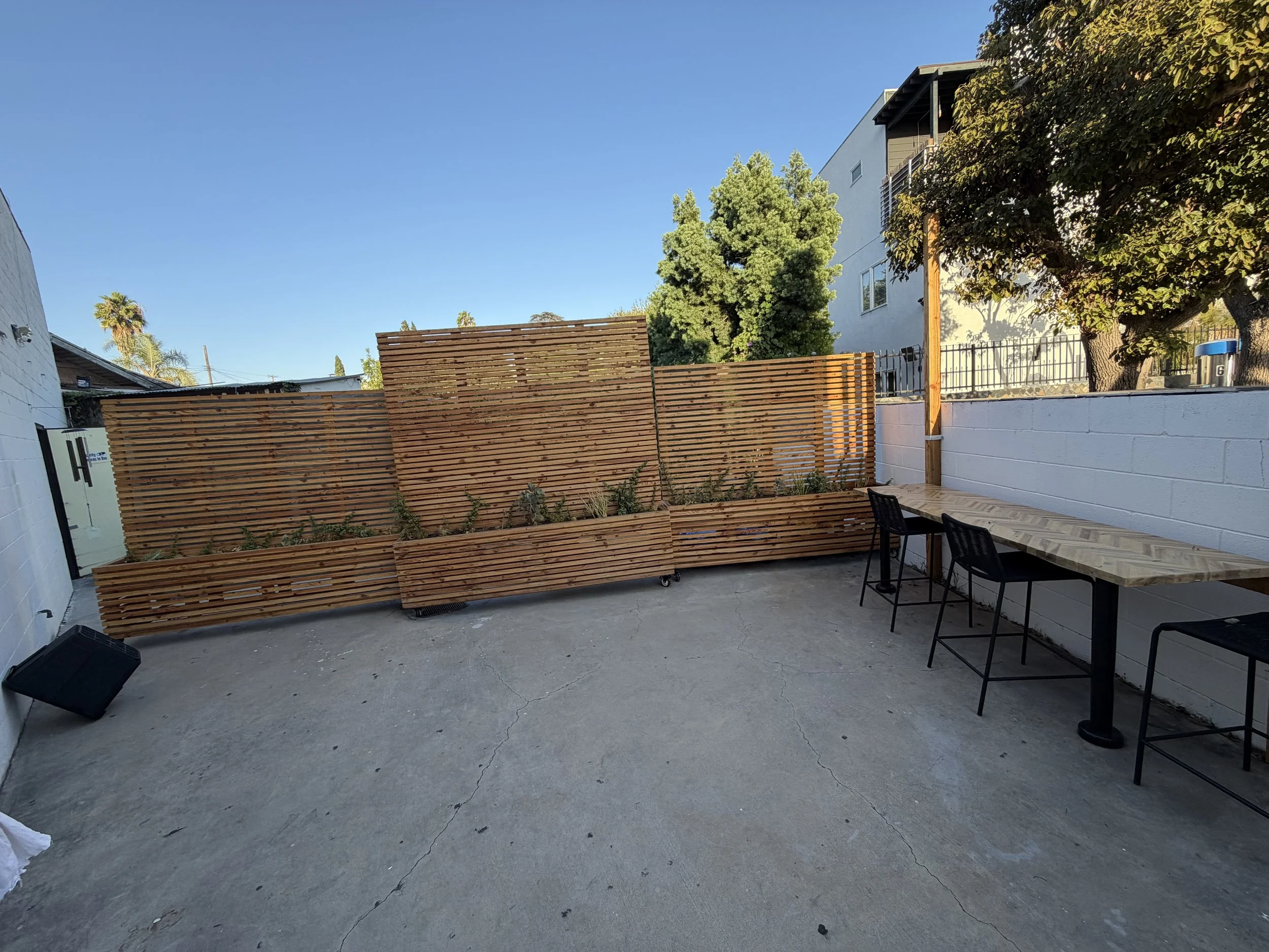 Outdoor customer patio at Laundry Room LA where you can wait while laundry runs