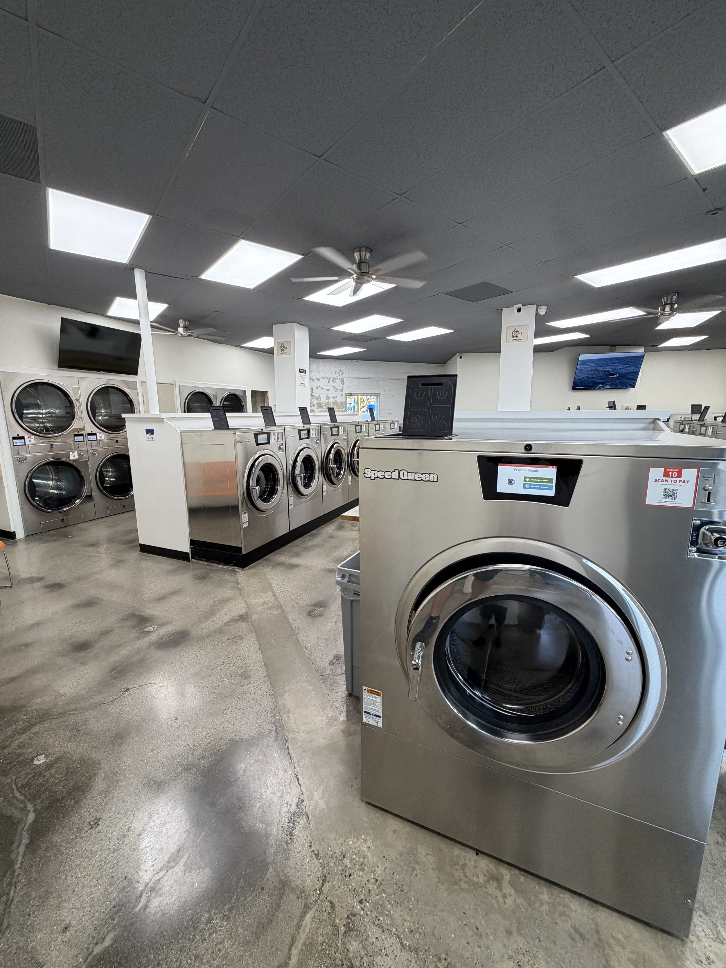 80 lb Speed Queen front-load washer at Laundry Room LA, big enough for a king comforter