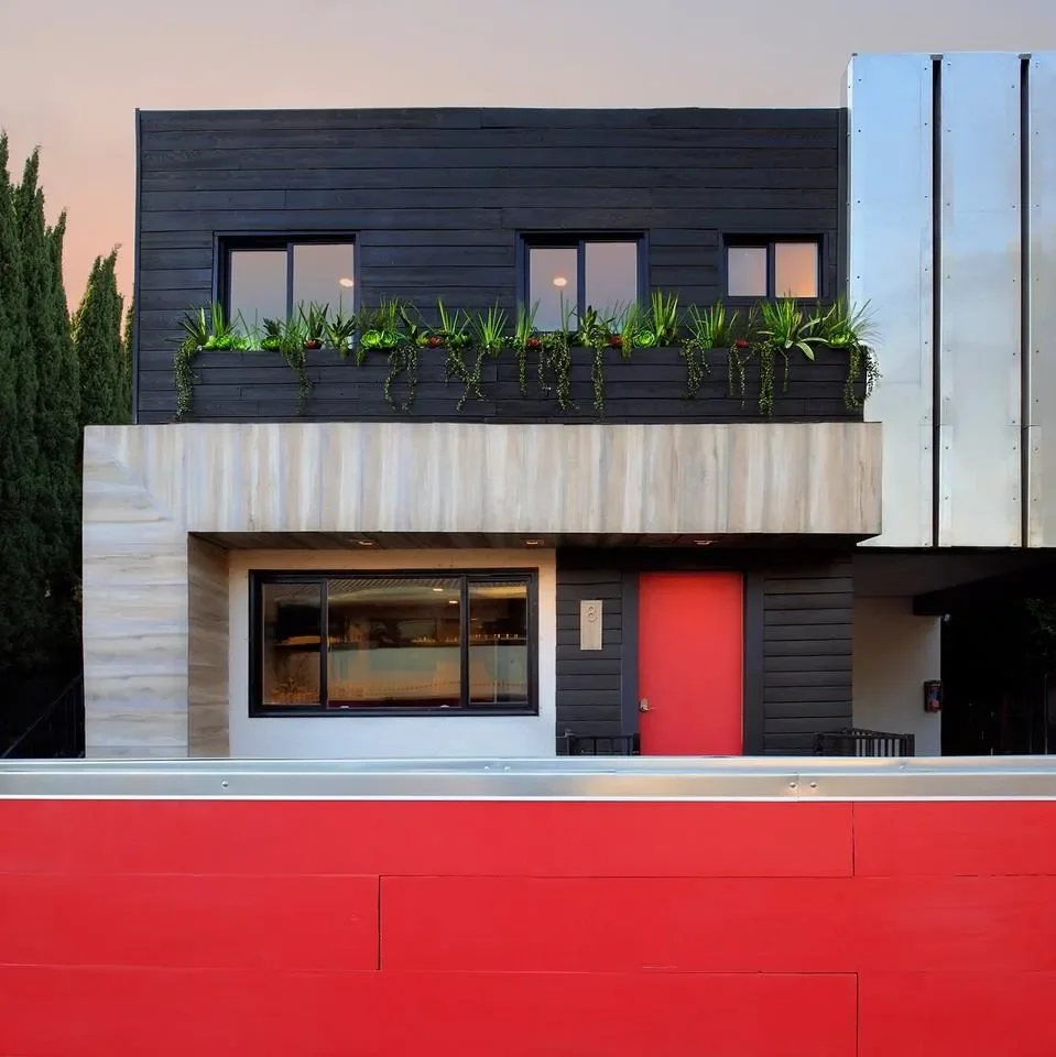 Oranssi carpenter using bench saw