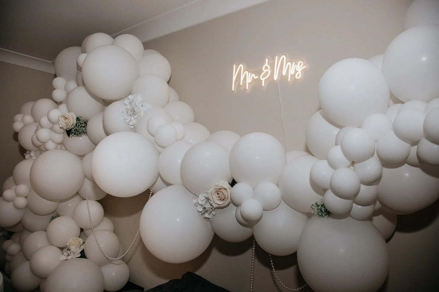Who said you can&rsquo;t make a balloon garland for your own wedding?! 💍

The pearl string and florals were something I dreamed up to add a little extra wedding flair&hellip; it looked even better than I thought it would 🤤