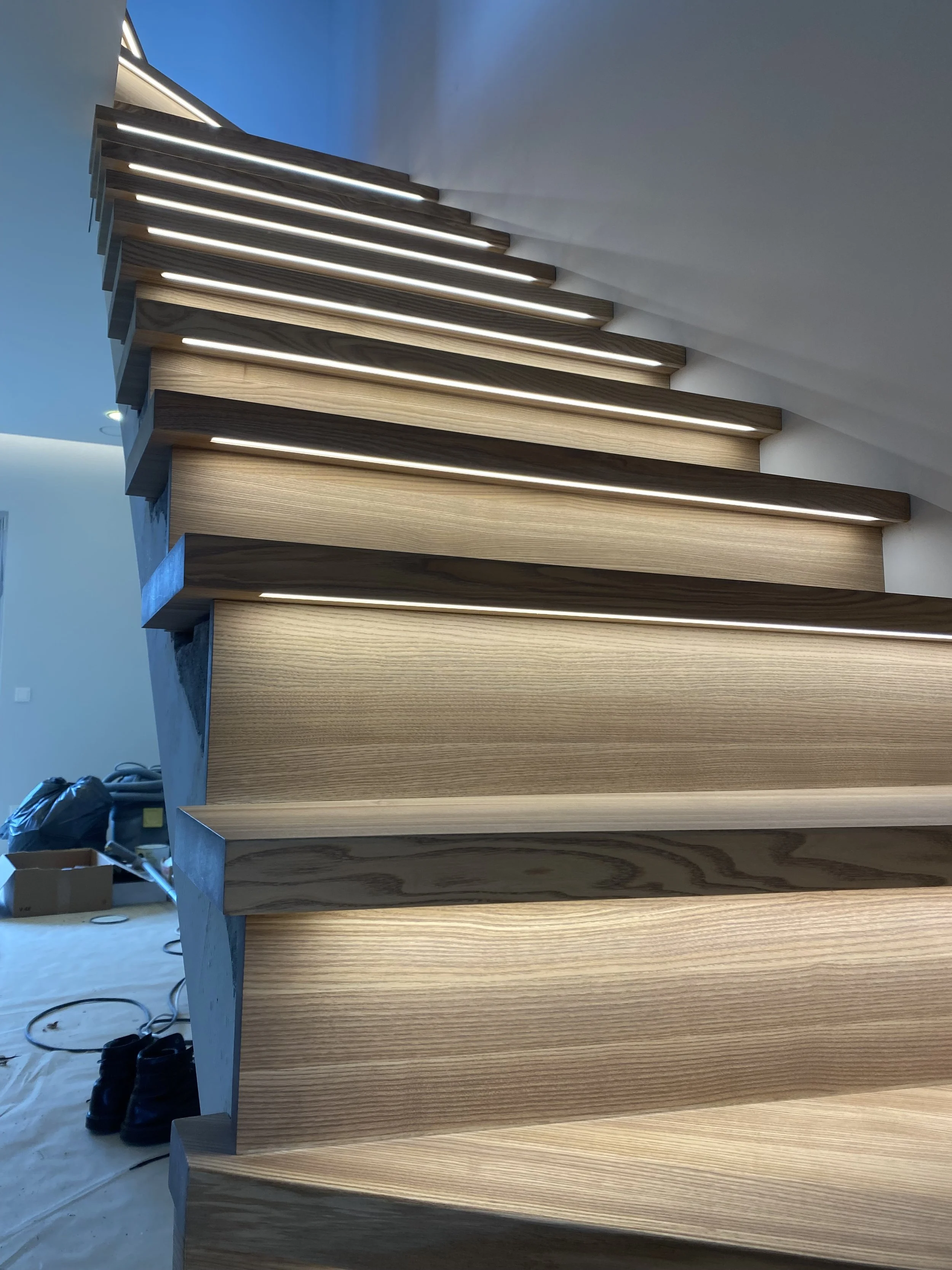 Modernūs mediniai laiptai su integruotu apšvietimu