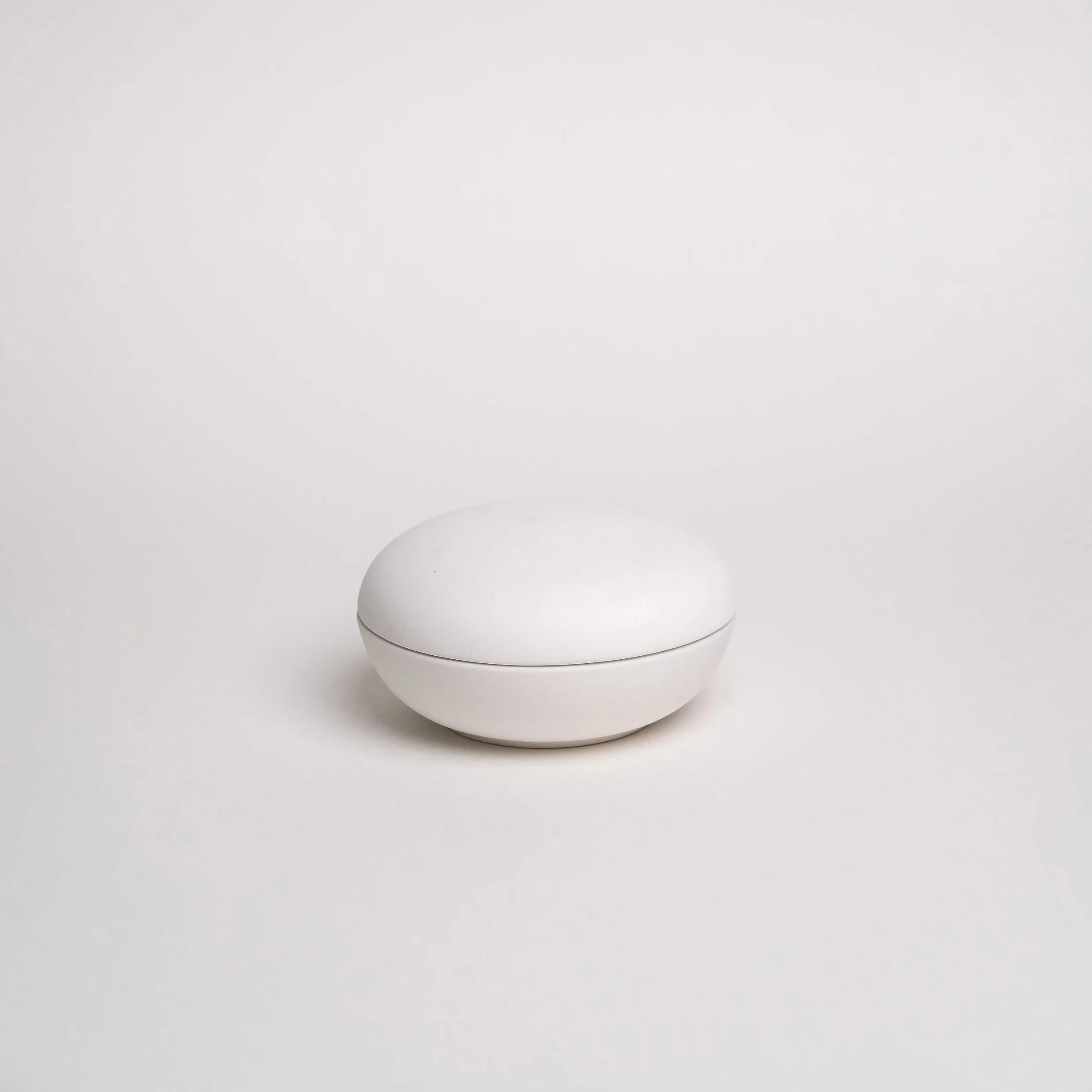 En moderne hvid aromadiffusor uden ædle materialer mod en hvid baggrund.