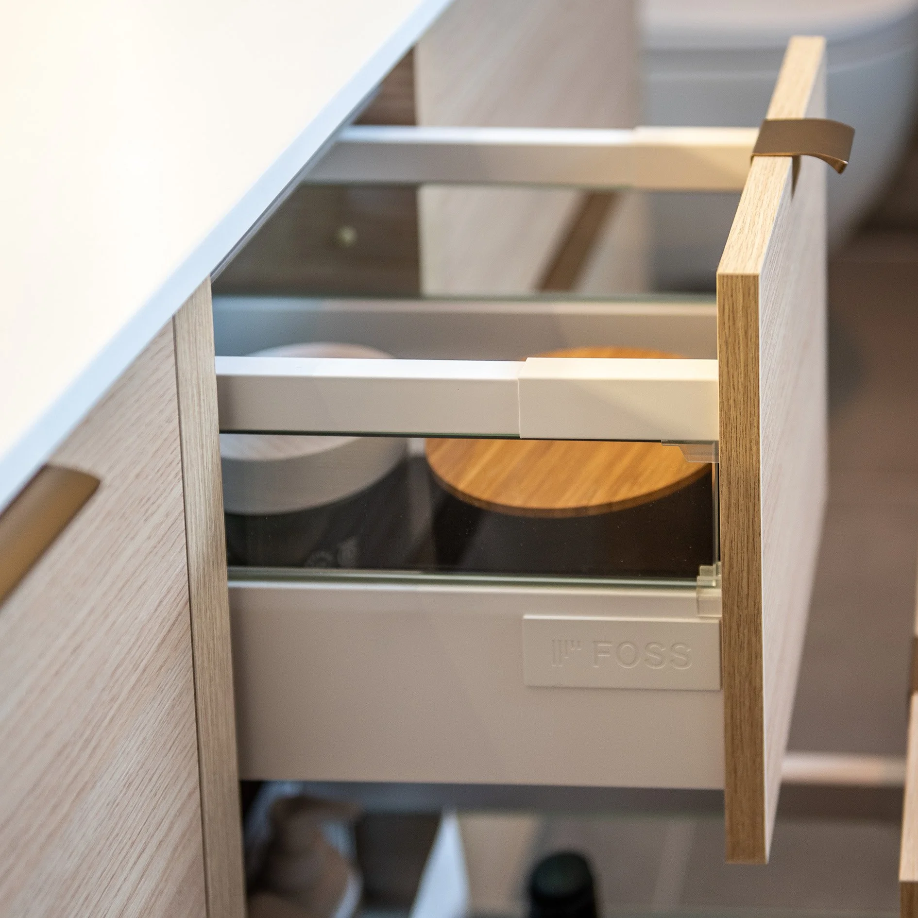 detaljbilde av skuffer på baderom, levert av norske Foss bad.