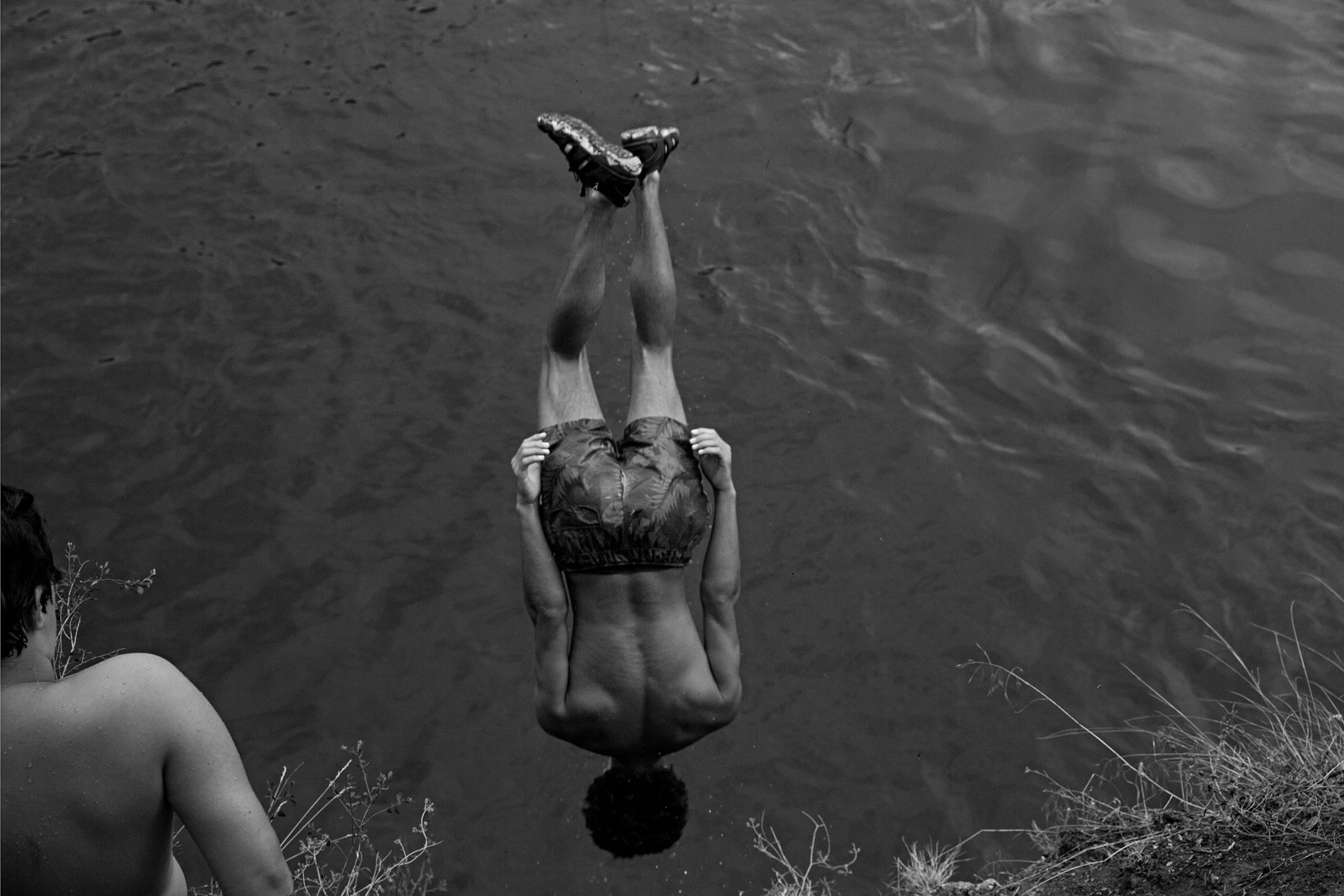 Eau sauvage,
Cette série a cheminé au grès des rivières à la rencontre d’une jeunesse qui pratique la baignade sauvage. Parce qu’avoir 15 ou 20 ans à l’aune des années 20, c’est la certitude d’avoir perdu une insouciance qui leur appar- tenait pleine