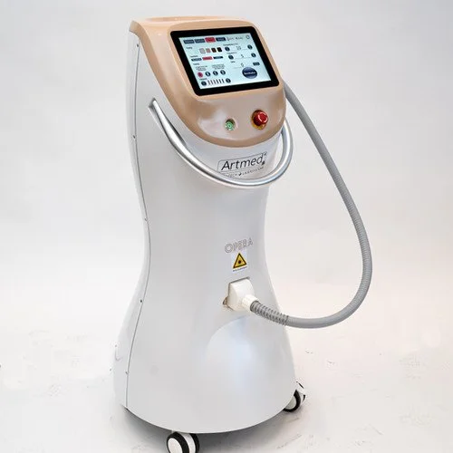 Medizinischzertifiziertes Dioden Laser Gerät: Artmed Opera Spectrahair 4 Dioden Laser Gerät mit Touchscreen, Knöpfen und Schlauch.