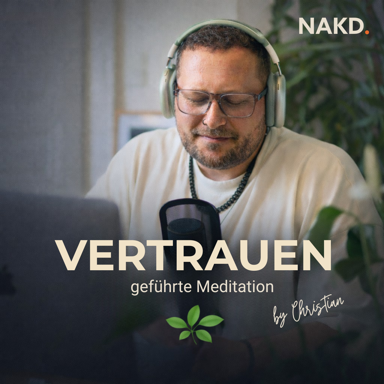Ein Mann mit geschlossenen Augen trägt eine Over-Ear-Kopfhörer und spricht vor einem Mikrofon. Der Hintergrund ist unscharf mit grünen Pflanzen. Der Text auf dem Bild lautet: "VERTRAUEN geführte Meditation by Christian" und oben rechts steht "NAKD."